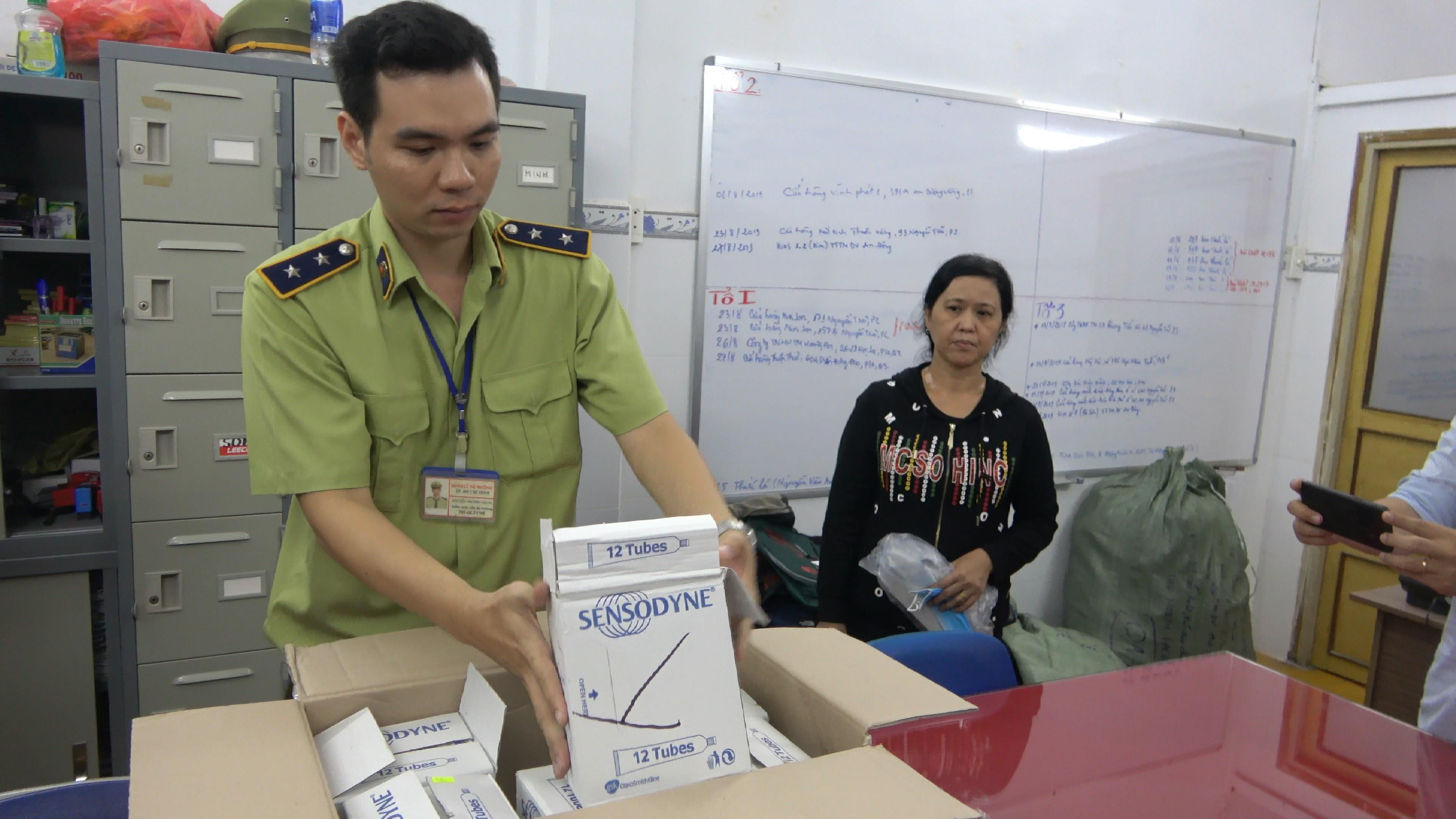 Truy quet 15 diem ban hang gia Uniqlo,  The North Face tai TP.HCM anh 1