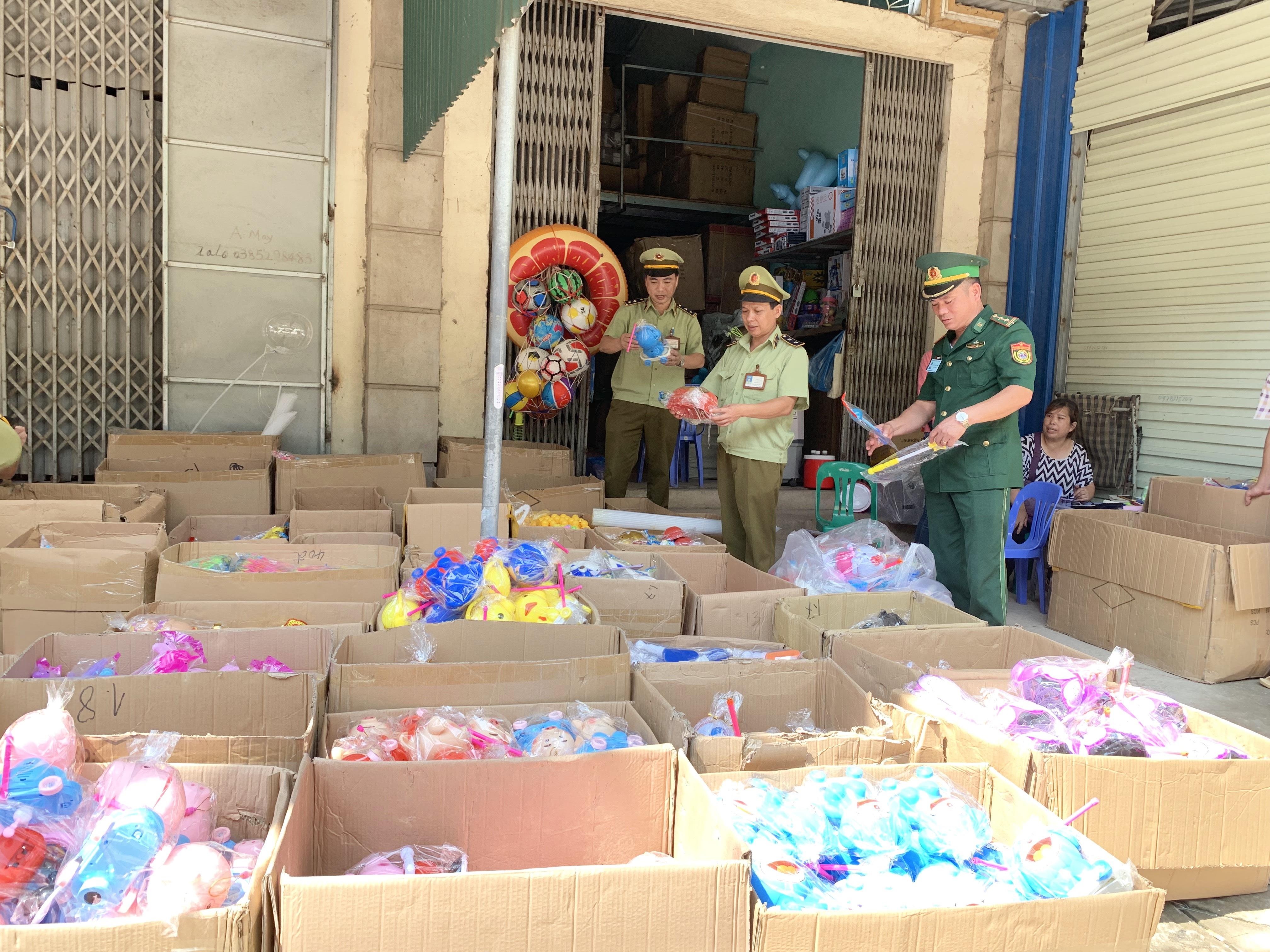 Mat na nhua,  den trung thu Trung Quoc duoc bay ban tran lan anh 1