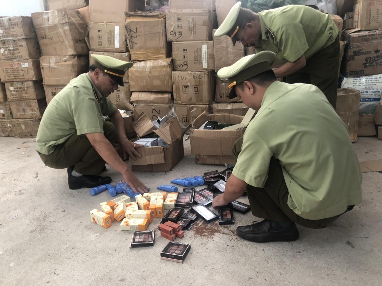 Bat giu kho chua hon 10.000 thoi son,  4.500 tuyp kem nen nhap lau anh 1