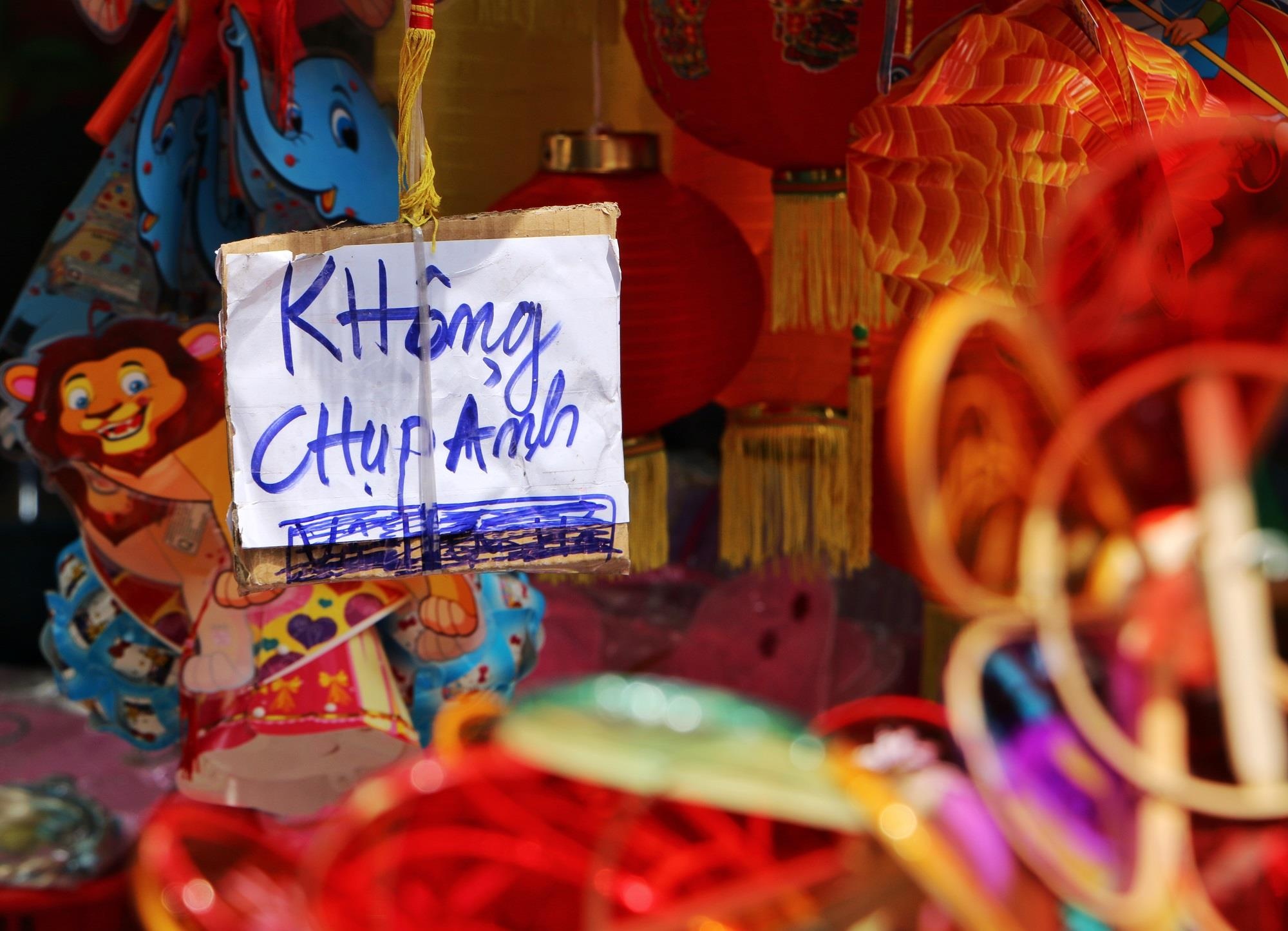 Pho den long Hang Ma dong loat treo bien ‘Cam chup hinh’ anh 1