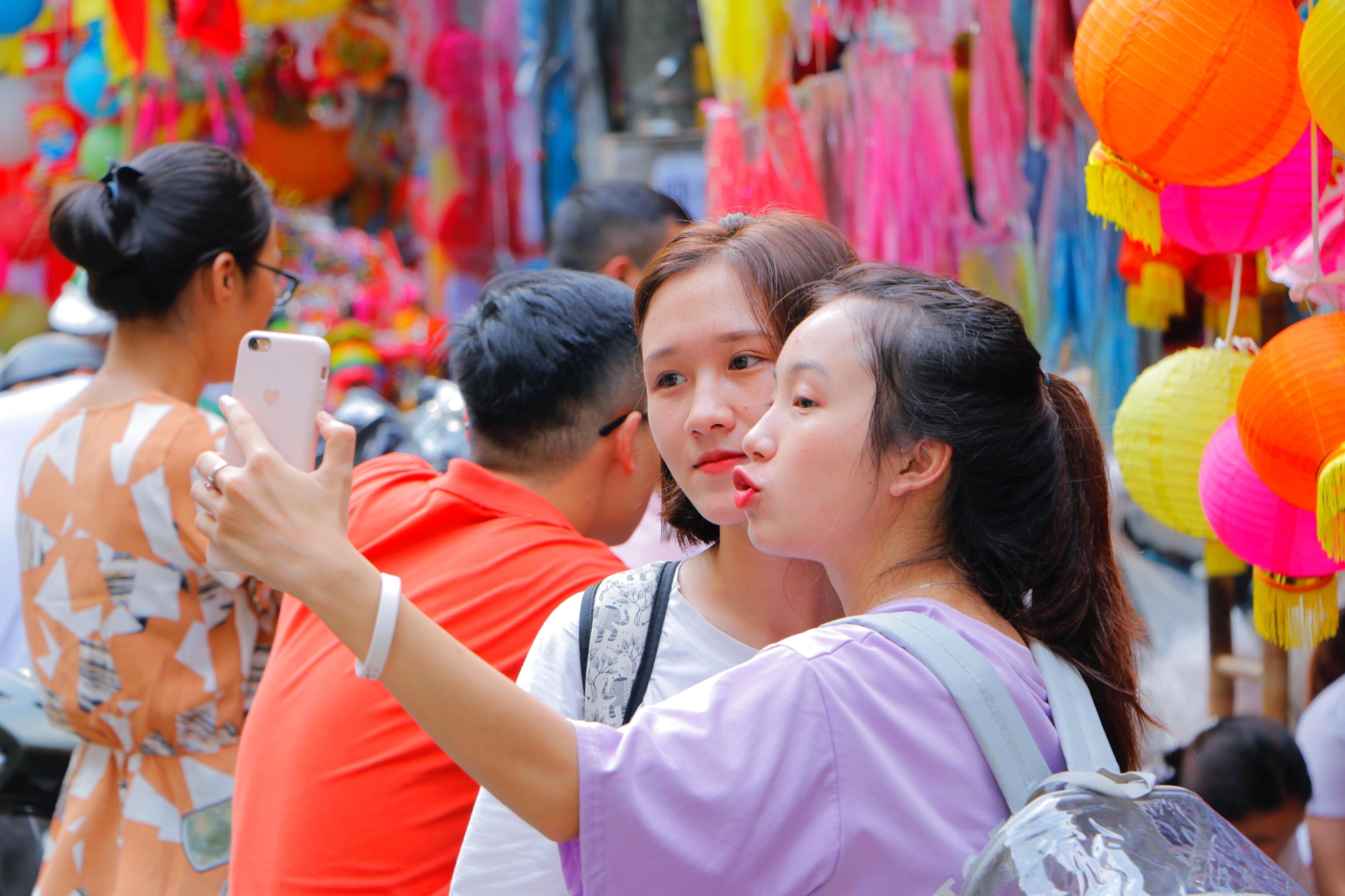 Pho den long Hang Ma dong loat treo bien ‘Cam chup hinh’ anh 3