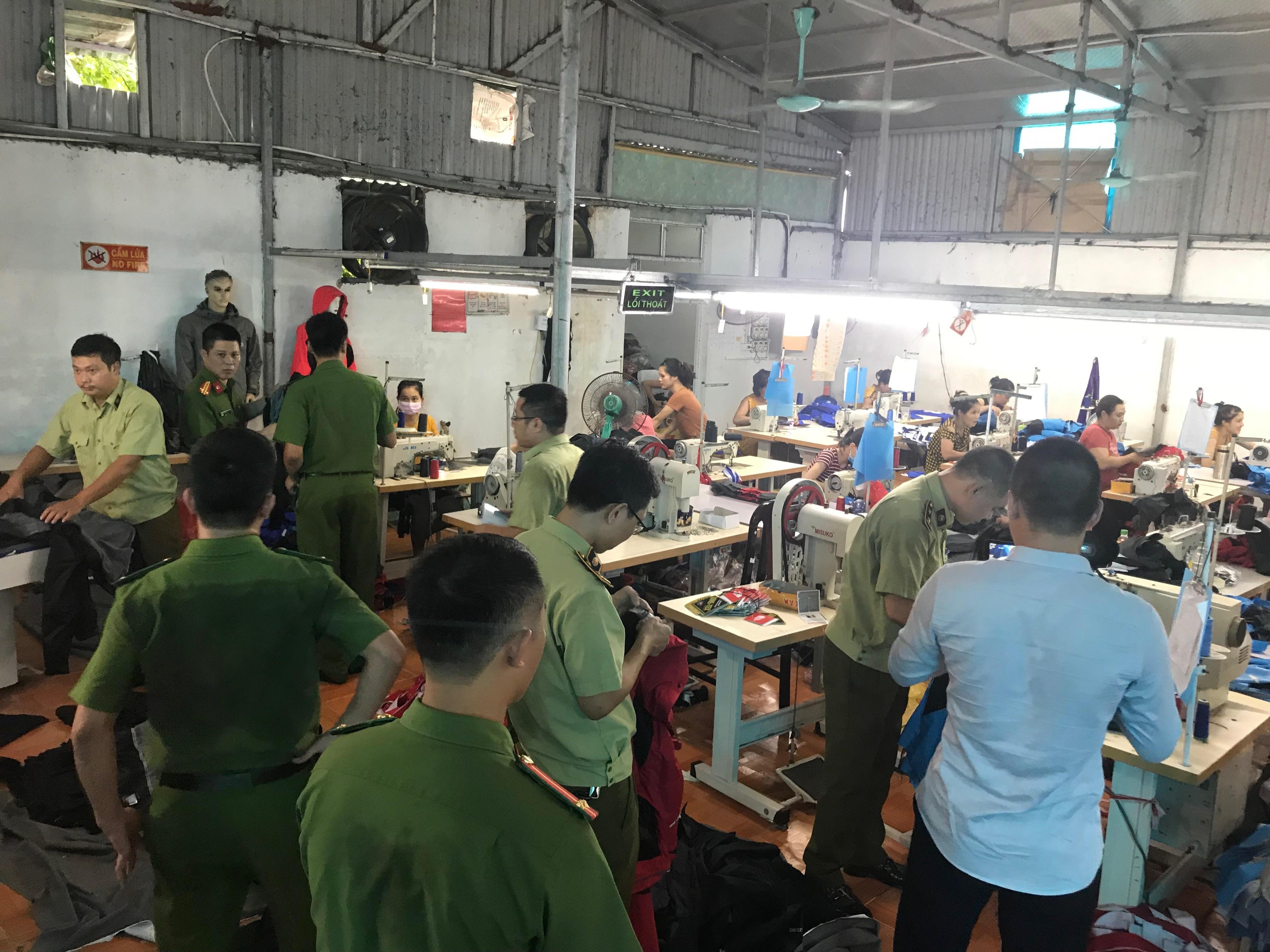 Phat hien xuong lam nhai thuong hieu The North Face khung anh 1