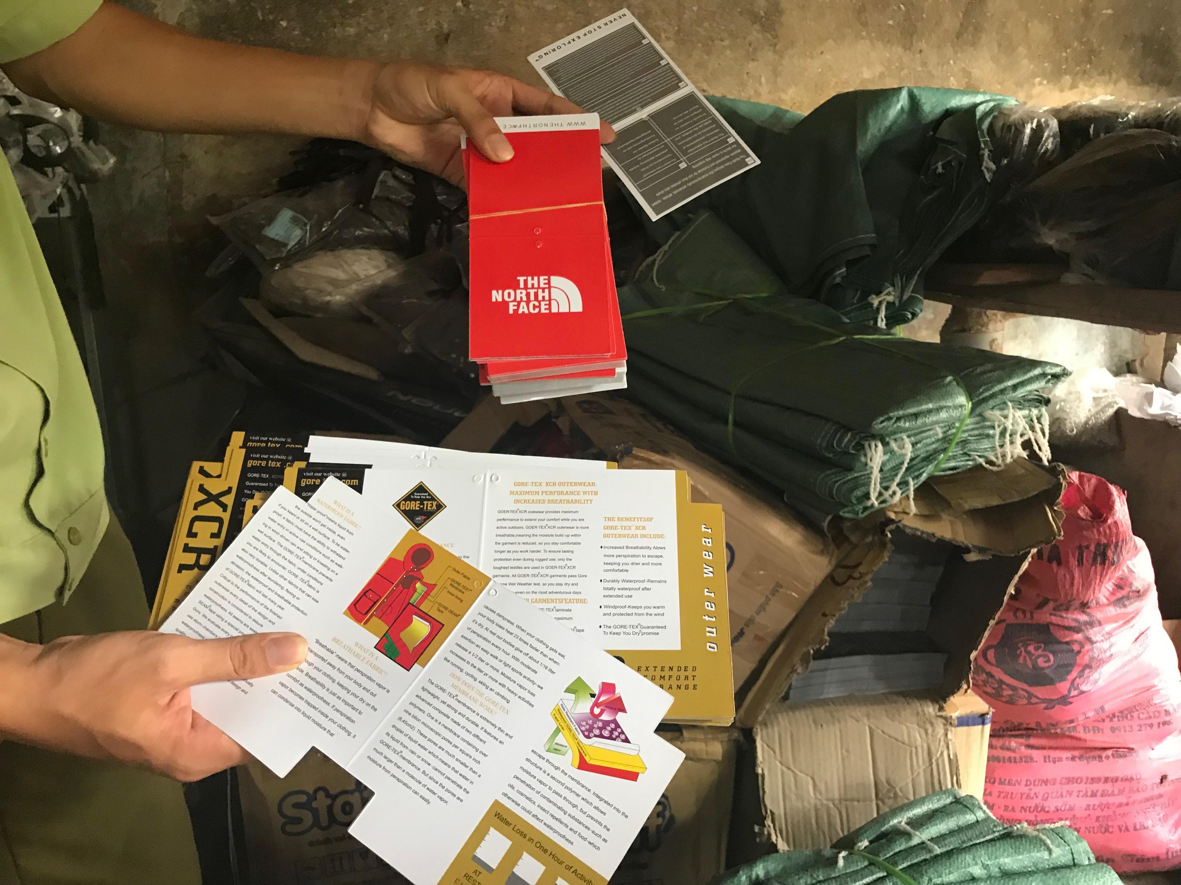 Bat luong lon hang The North Face rom chuyen ban o Hang Gai, Hang Bong hinh anh