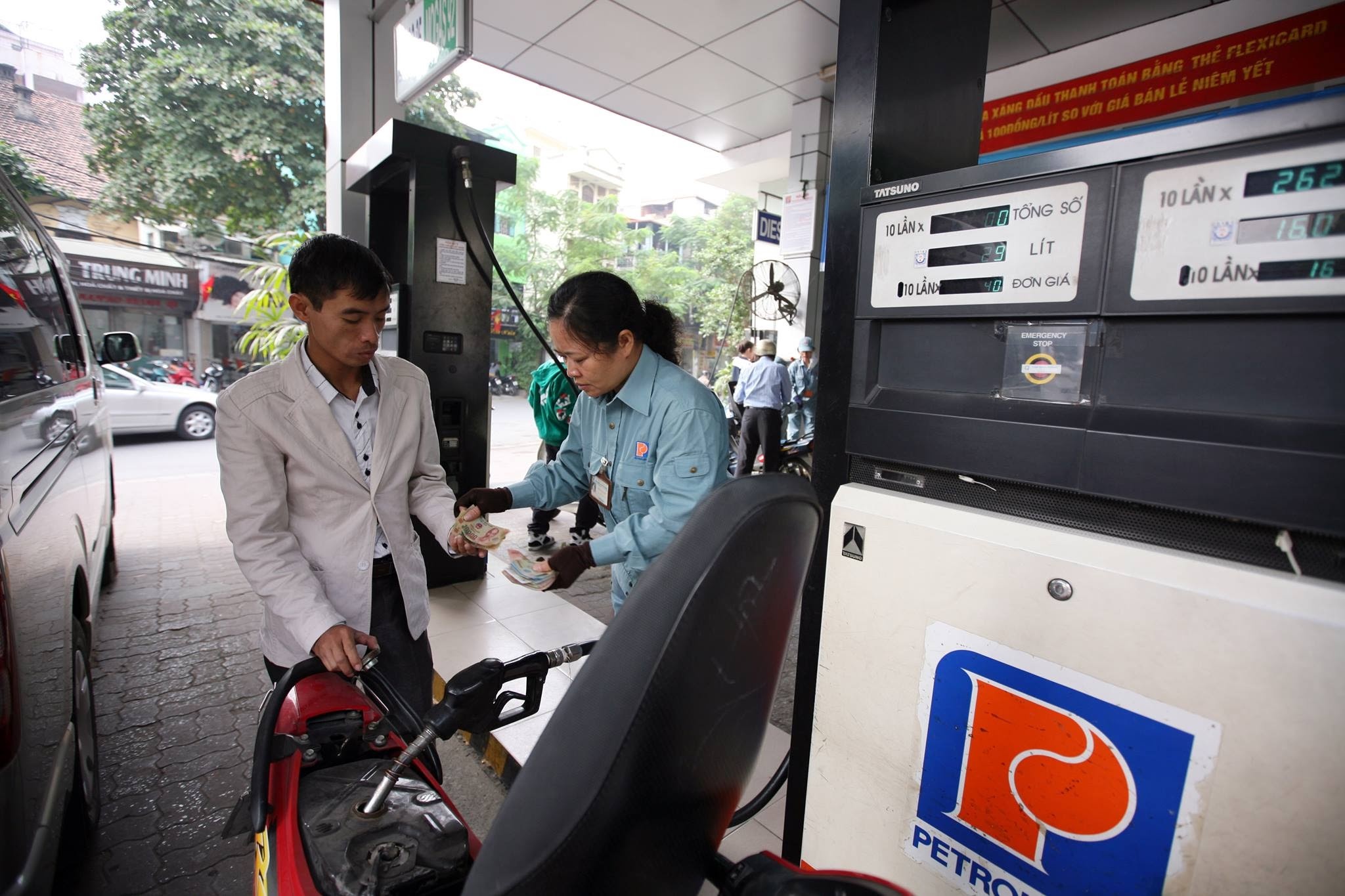 Giá xăng tăng trở lại sau 3 kỳ giảm liên tiếp ảnh 1 Gia xang tang tro lai sau 3 ky giam lien tiep anh 1