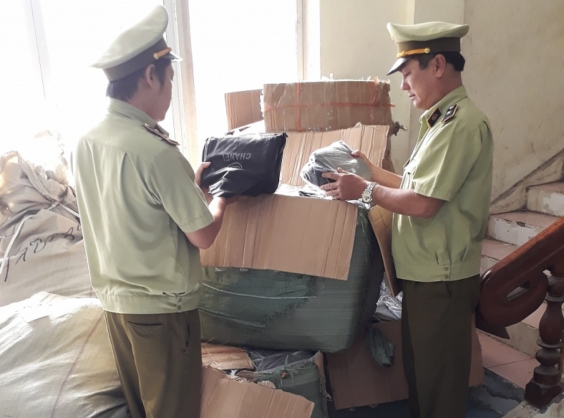 Cho hang nhai LV,  Chanel,  hai lai xe bi phat 140 trieu dong anh 1