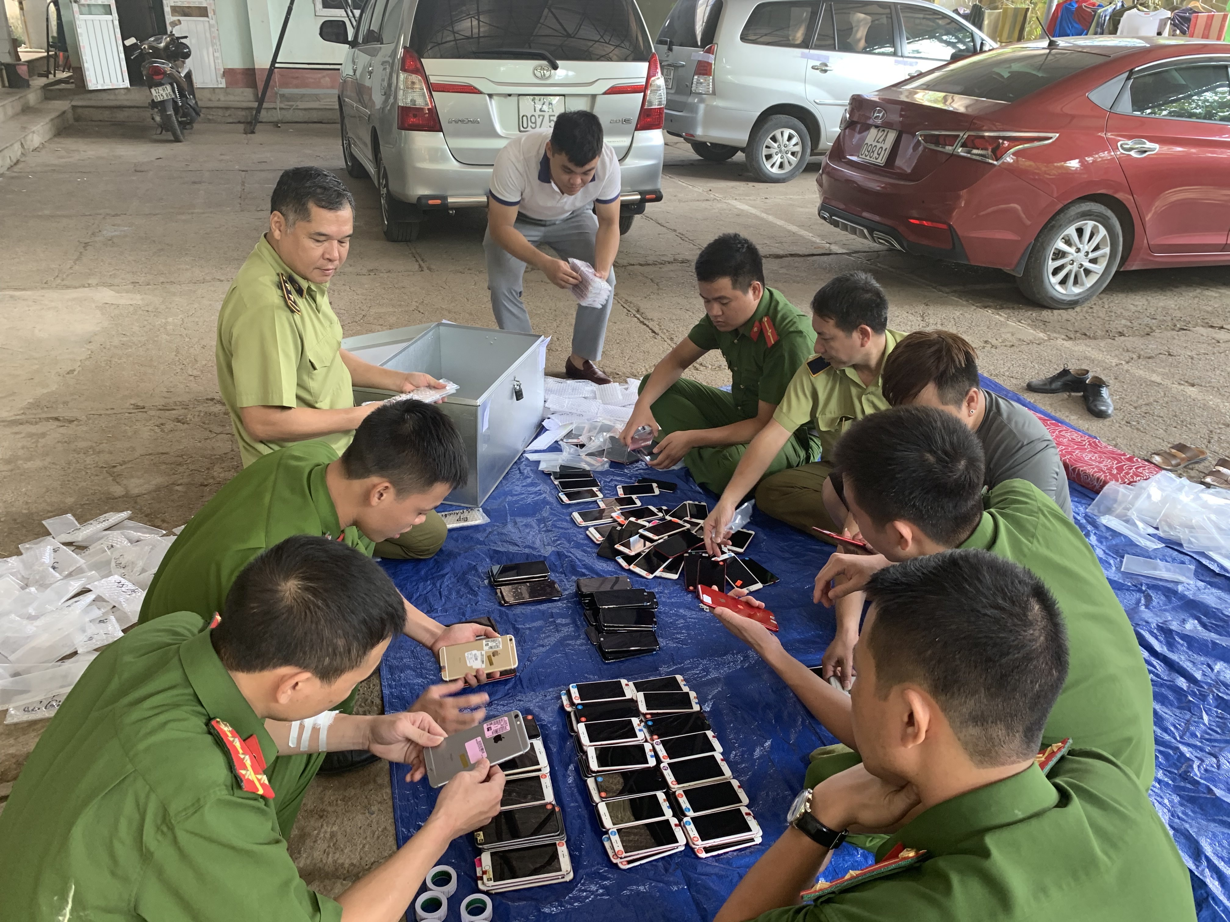 Thu hơn 300 điện thoại iPhone nhập lậu từ Trung Quốc ảnh 1 Thu hon 300 dien thoai iPhone nhap lau tu Trung Quoc anh 1