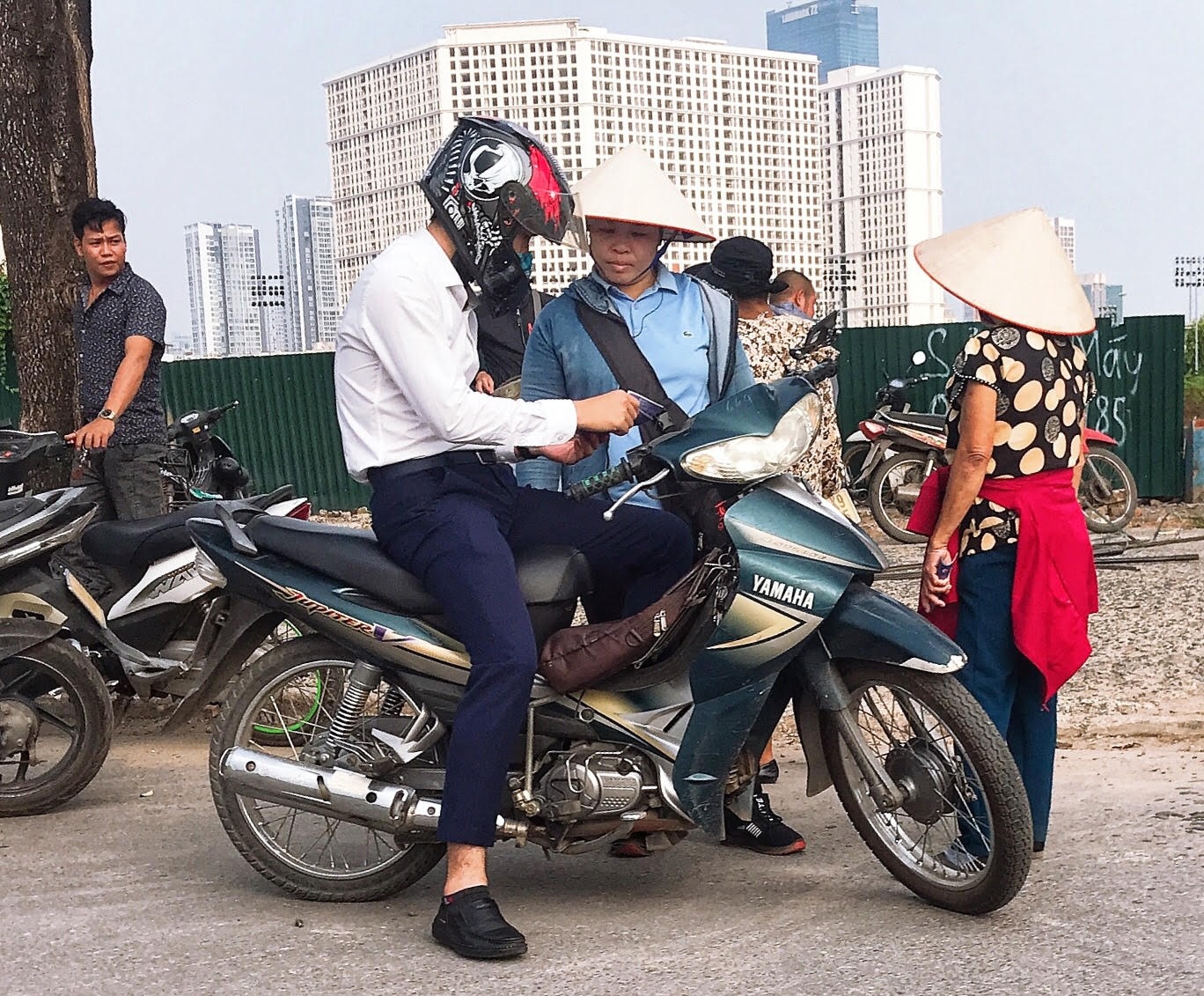 Vé chợ đen trận Việt Nam gặp Malaysia tăng gấp 5 lần ảnh 2 Ve cho den tran Viet Nam gap Malaysia tang gap 5 lan anh 2