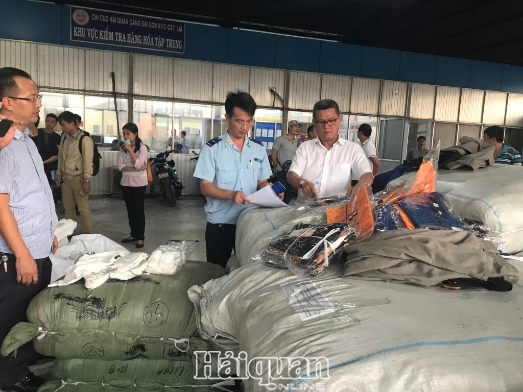 Nhập container quần áo Trung Quốc nhưng gắn nhãn ‘Made in Vietnam’ ảnh 1 Nhap container quan ao Trung Quoc nhung gan nhan ‘Made in Vietnam’ anh 1