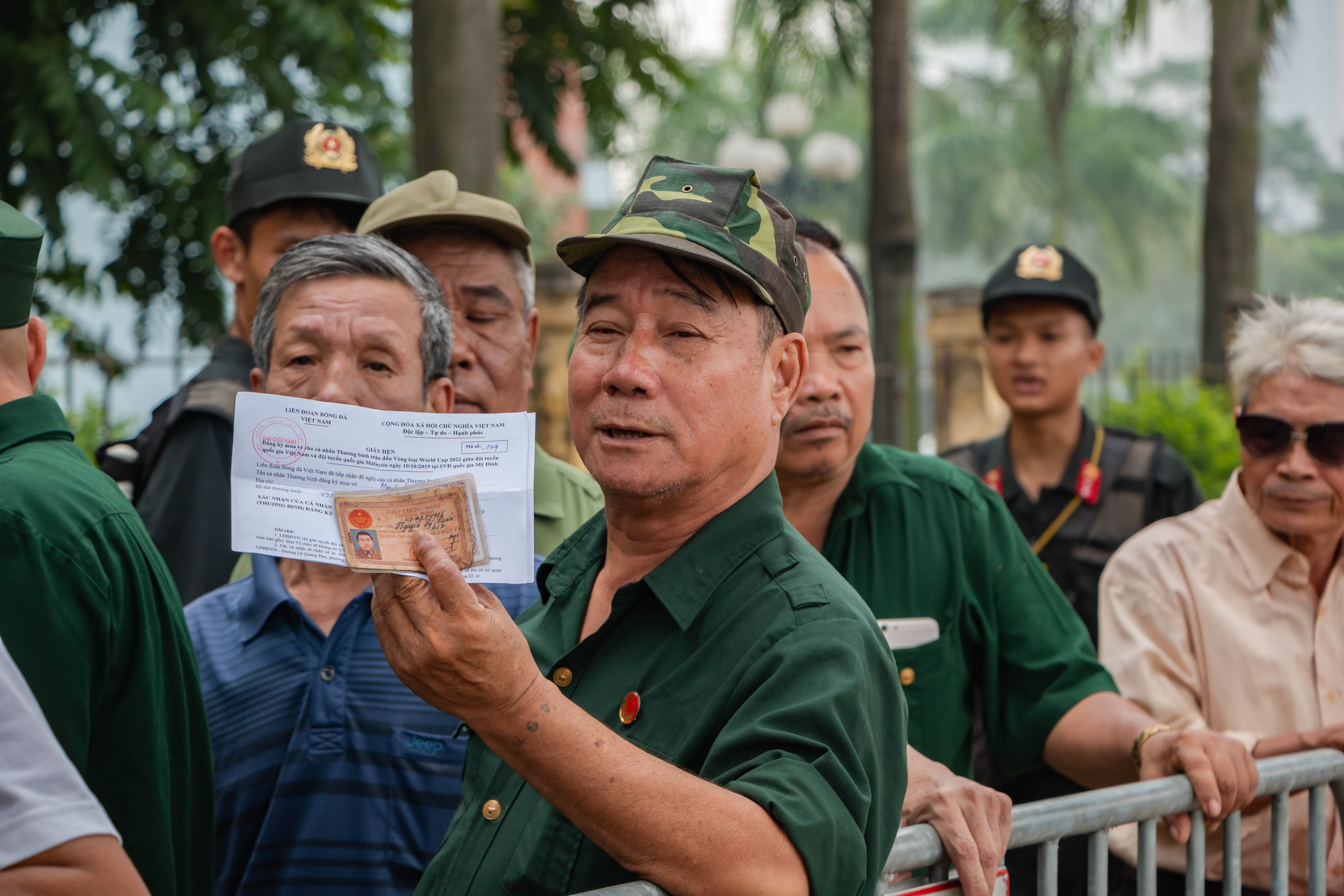 Dan phe cheo keo thuong binh ban lai ve tran Viet Nam vs Malaysia anh 1