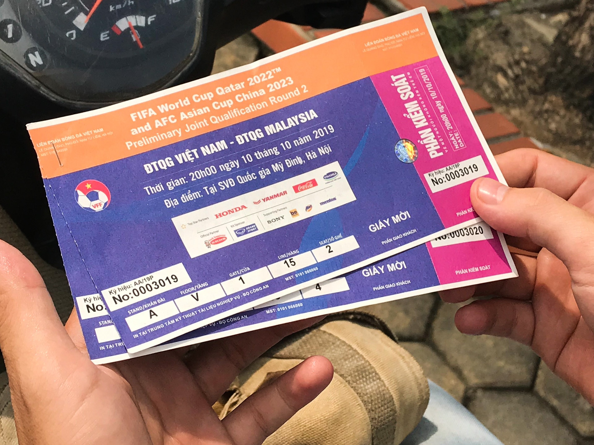 Co nhap ve tran Viet Nam vs Malaysia 3, 5 trieu,  phai ban lai 2, 8 trieu? anh 2