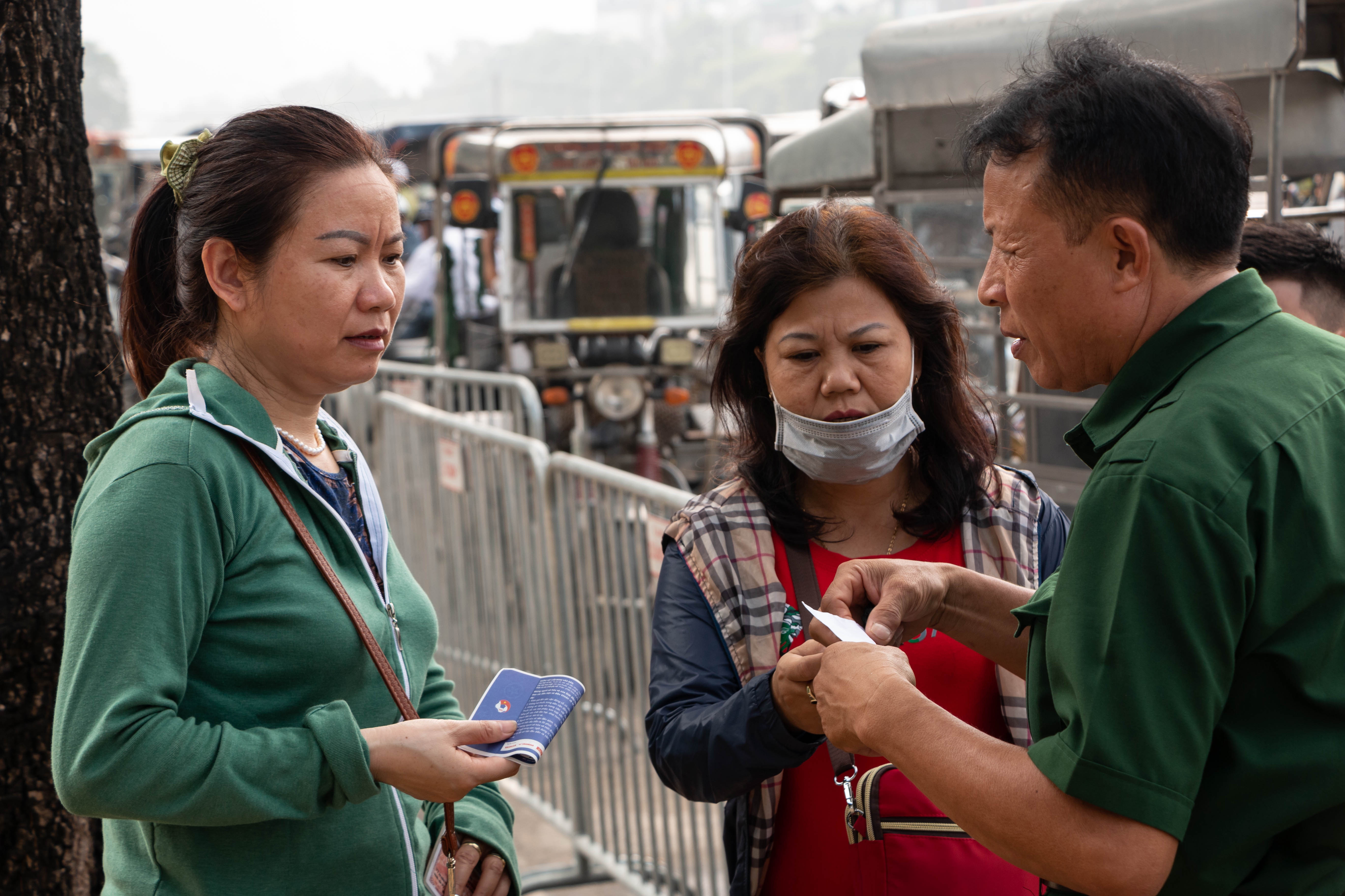 Dan phe cheo keo thuong binh ban lai ve tran Viet Nam vs Malaysia anh 8