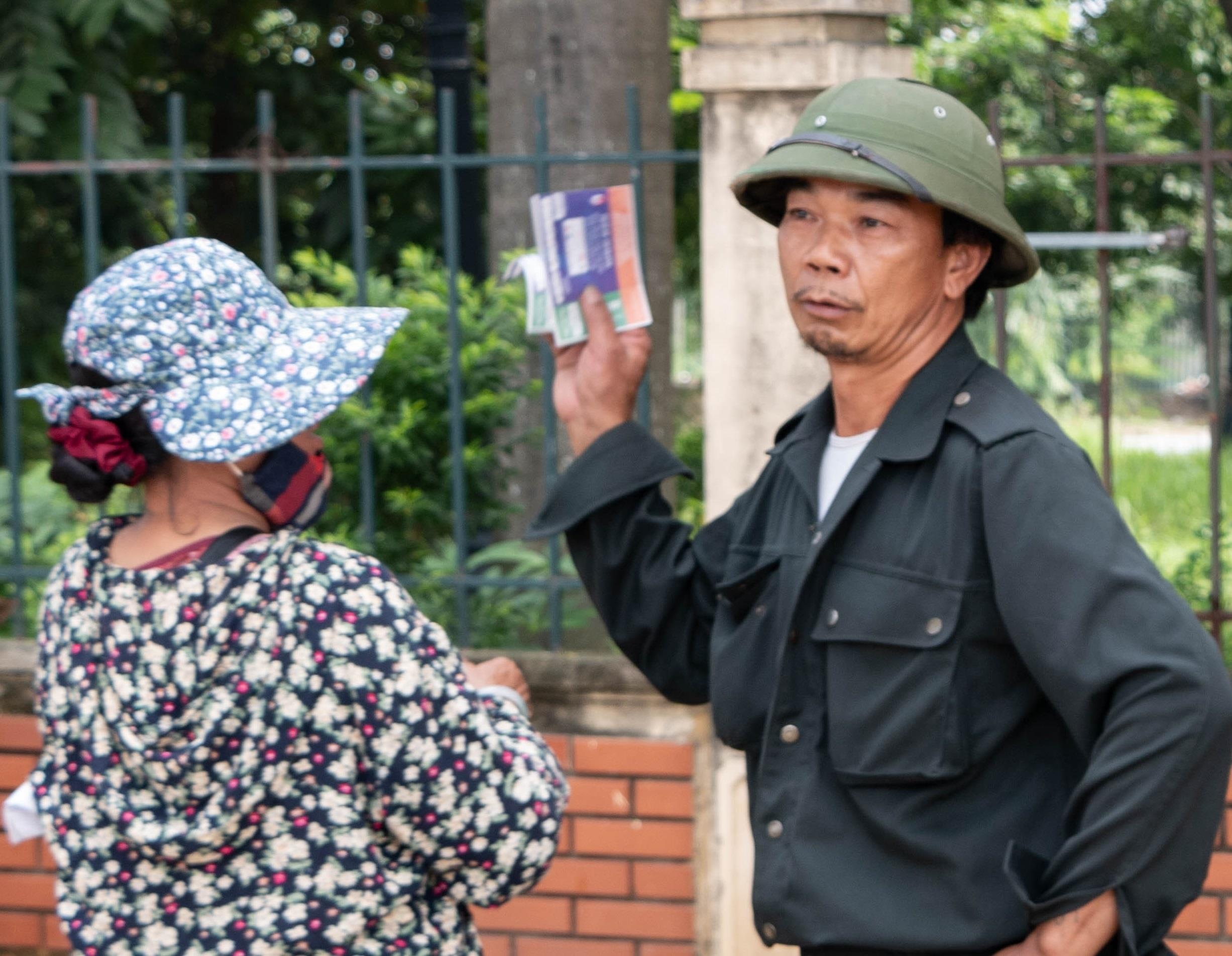 Co ve dui tien, giat ve tran Viet Nam - Malaysia tren tay thuong binh hinh anh