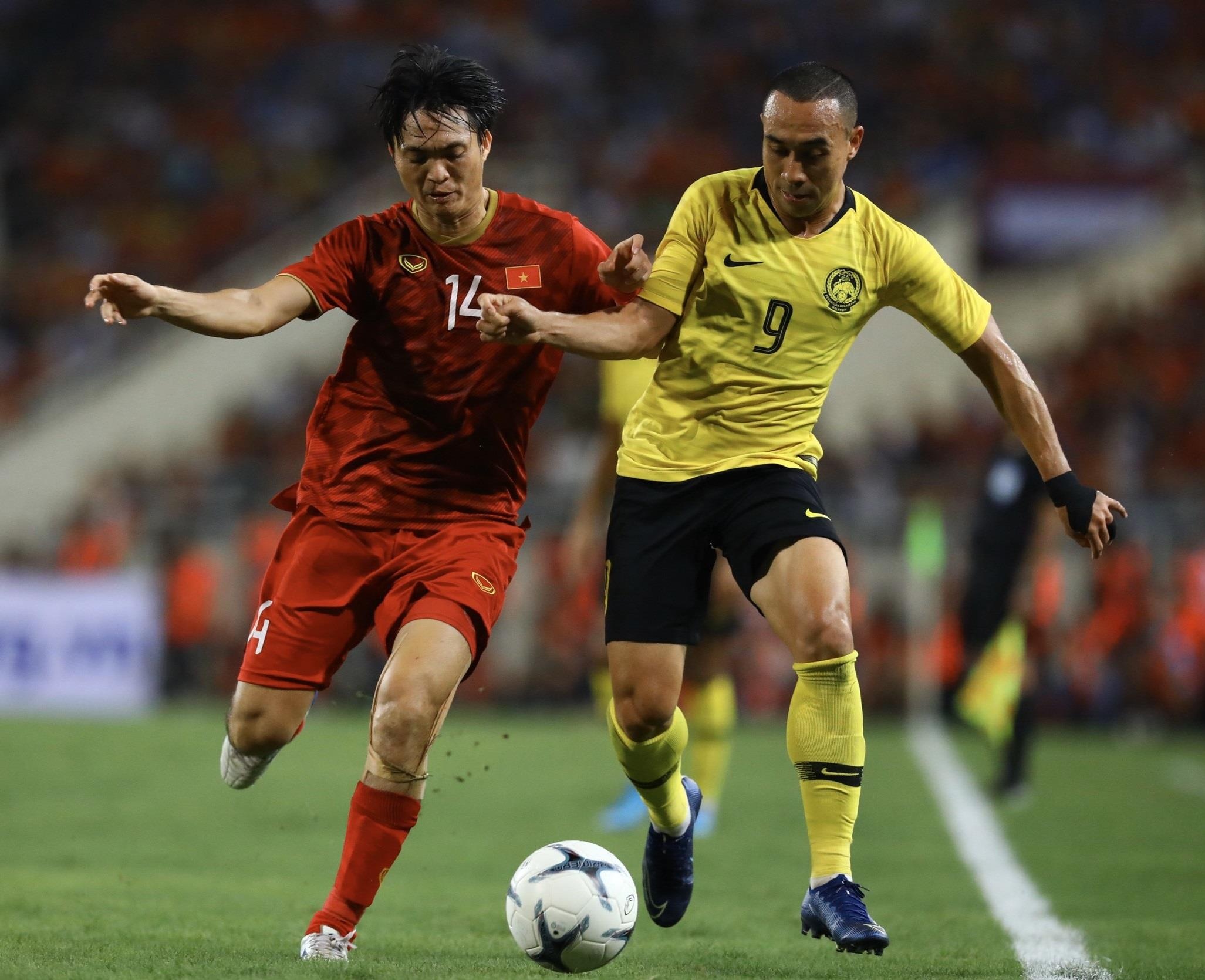 Sau hon 1 tieng van mua duoc ve tran luot ve Viet Nam - Indonesia hinh anh