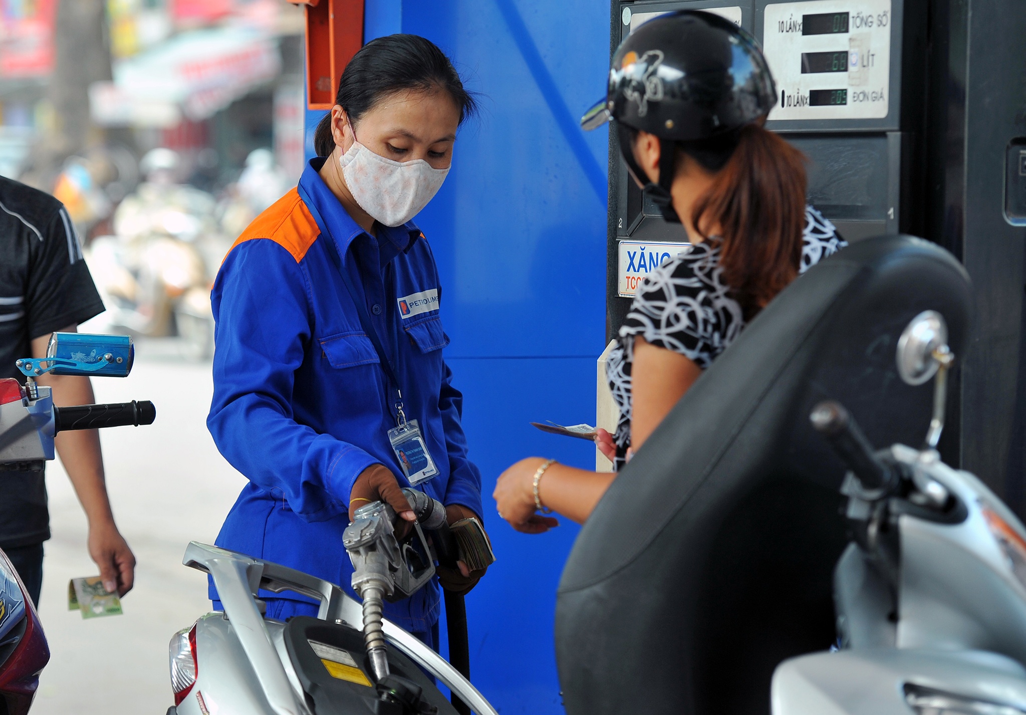 Gia xang khong doi hinh anh