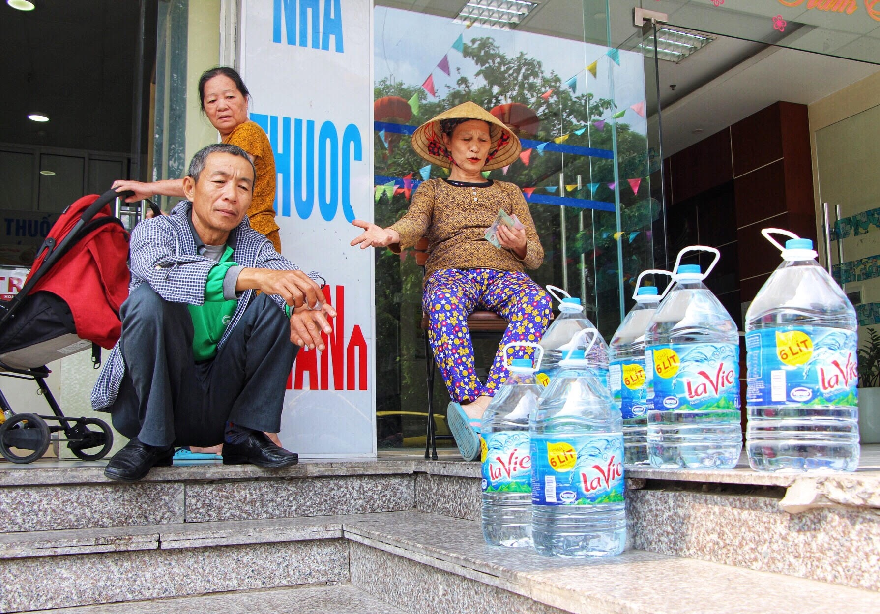 Chay hang nuoc loc dong chai tai Linh Dam anh 1