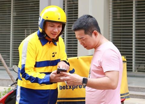 Giao dich dung tien mat van la vua o Viet Nam hinh anh