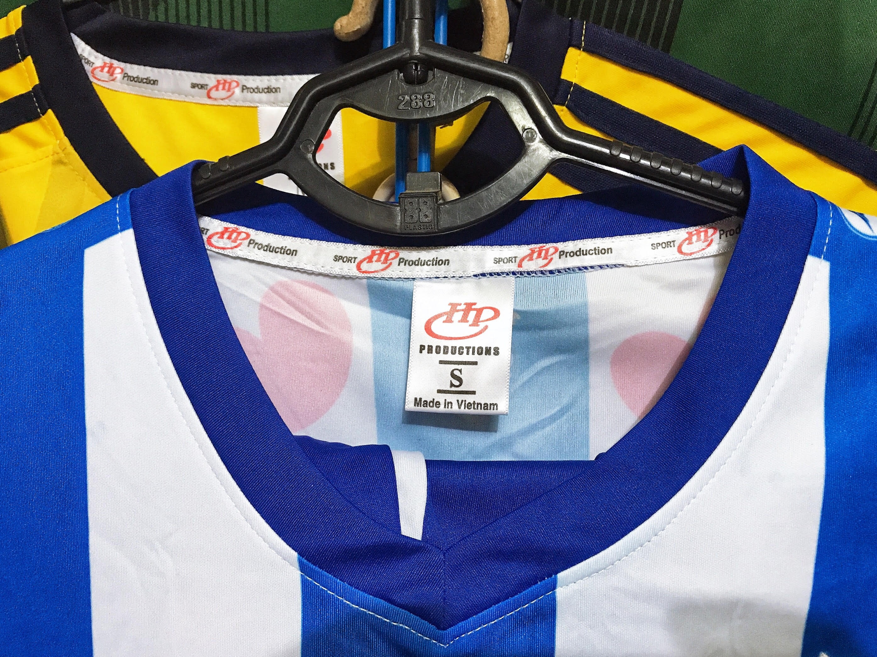 ‘Sinh viên, công nhân lấy đâu ra tiền mua áo đấu Văn Hậu chính hãng’ ảnh 3 ‘Sinh vien, cong nhan lay dau ra tien mua ao dau Van Hau chinh hang’ anh 3