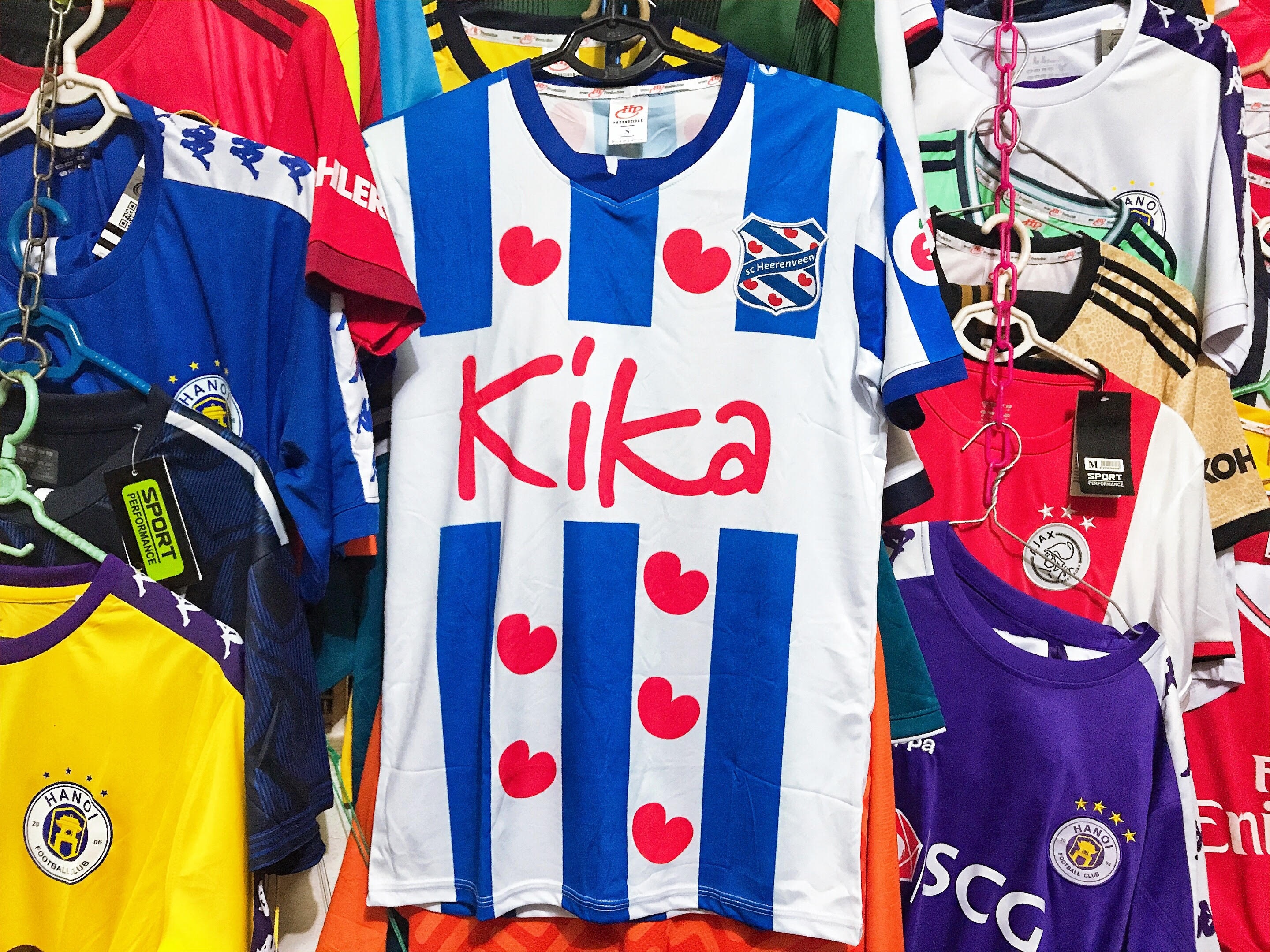 ‘Sinh viên, công nhân lấy đâu ra tiền mua áo đấu Văn Hậu chính hãng’ ảnh 2 ‘Sinh vien, cong nhan lay dau ra tien mua ao dau Van Hau chinh hang’ anh 2