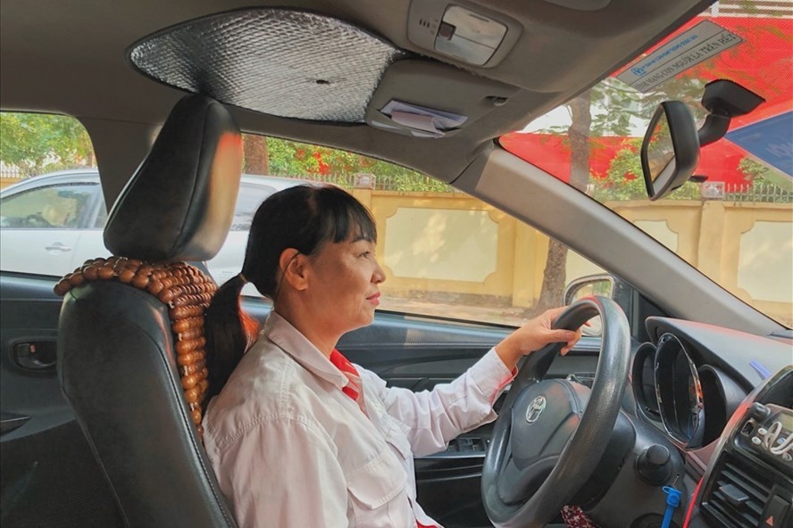 'Bong hong' ngoi sau tay lai taxi hinh anh