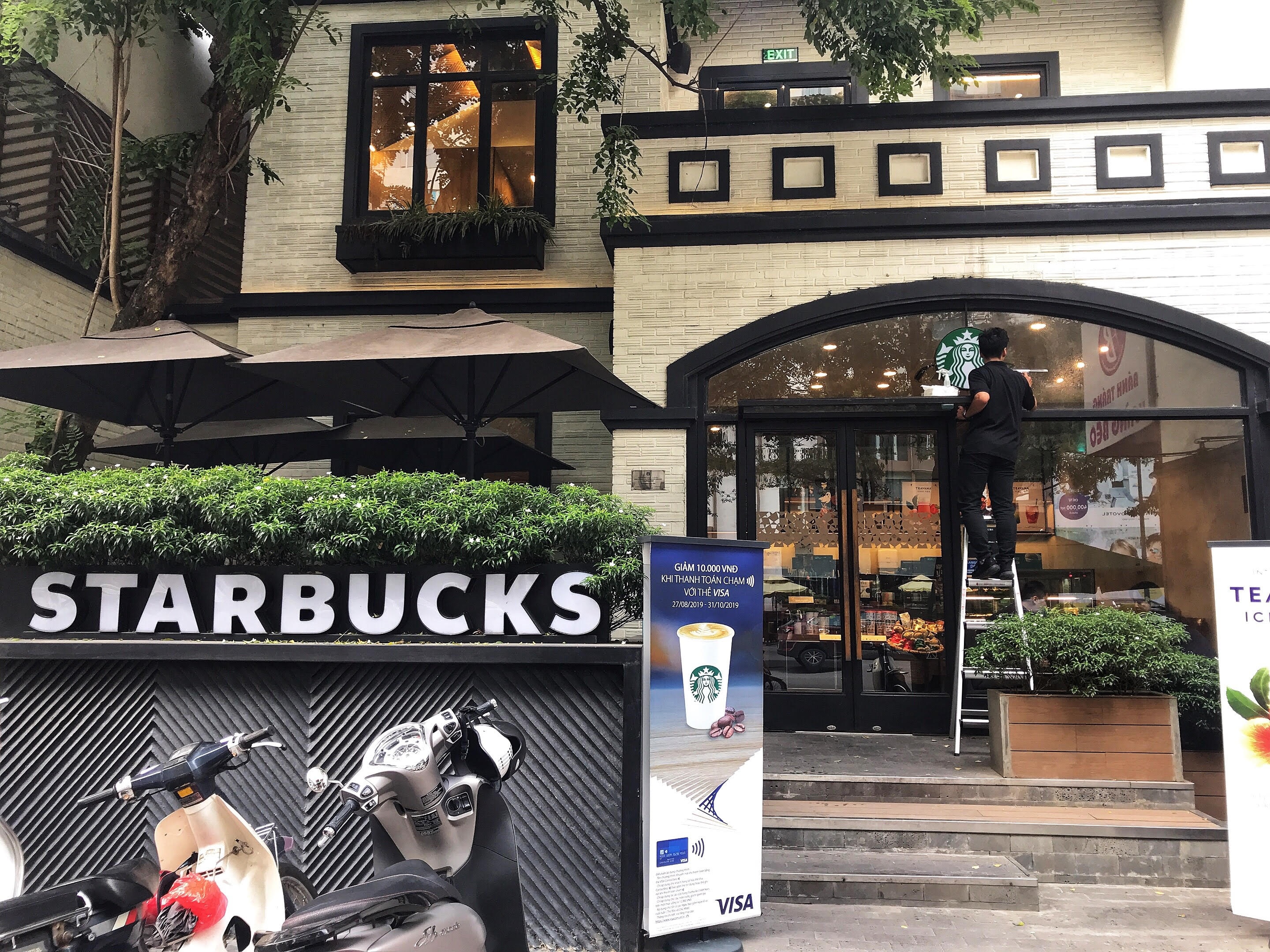 Starbucks mở cửa trở lại sau 4 ngày tạm đóng vì ô nhiễm nguồn nước ảnh 1 Starbucks mo cua tro lai sau 4 ngay tam dong vi o nhiem nguon nuoc anh 1