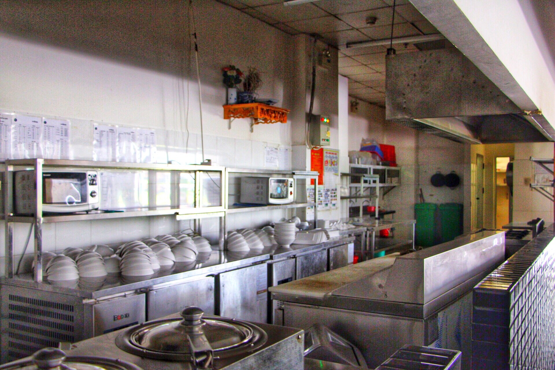 Món Huế rời đi, bỏ lại cả bàn ghế, bát đũa ảnh 1 Mon Hue roi di, bo lai ca ban ghe, bat dua anh 1