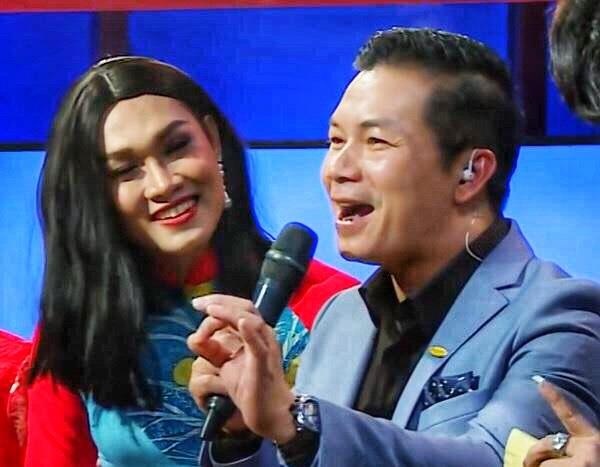 Shark Hung cung Lo Lo hat lo to tren san khau hinh anh