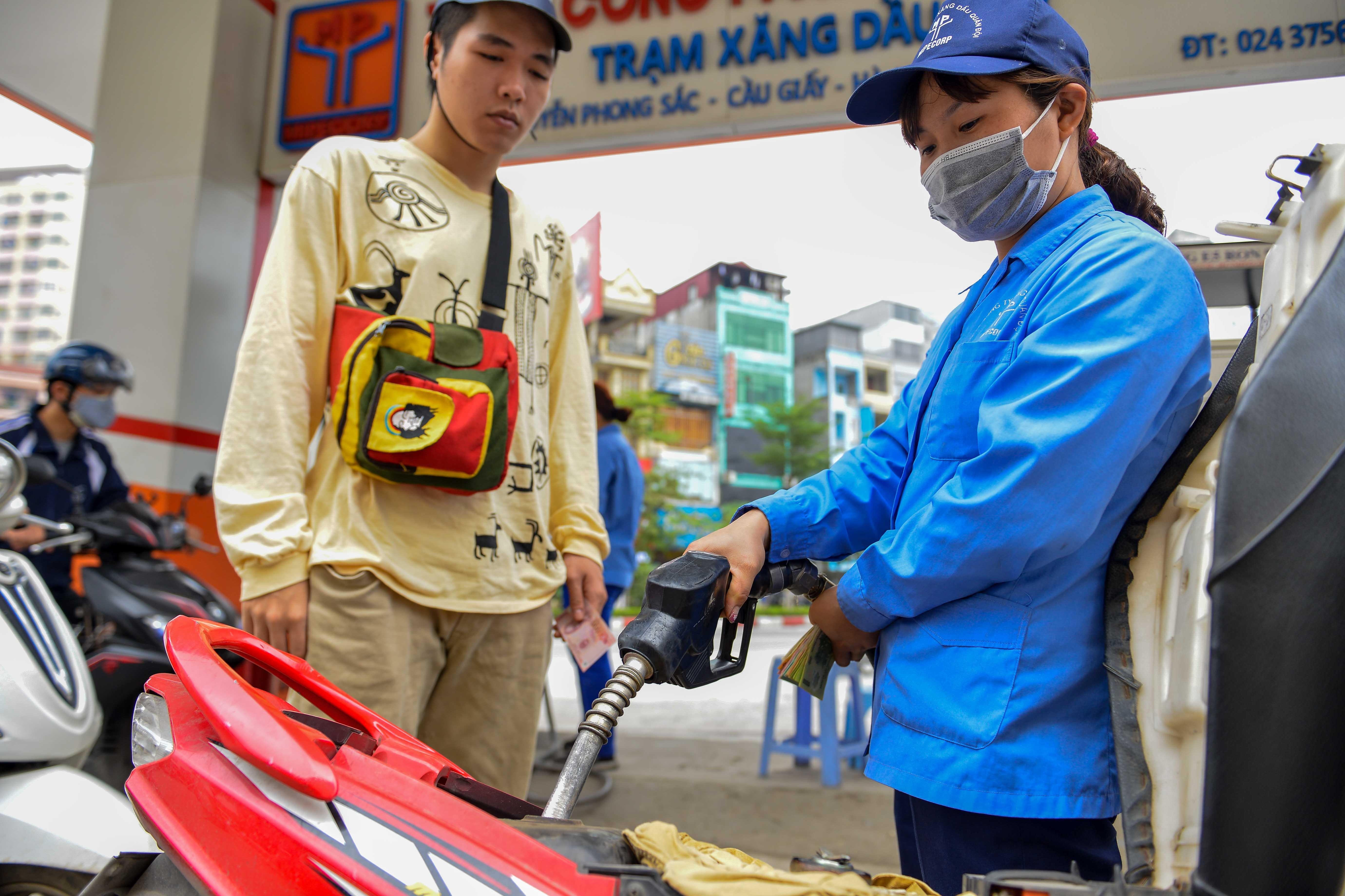 Gia xang se tang tro lai vao ngay mai? hinh anh