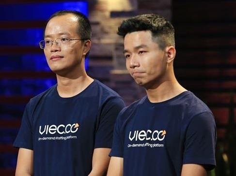 3 Shark tranh dau tu 300.000 USD cho cong ty nhan su hinh anh