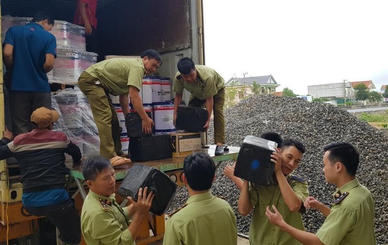 Tai xe ‘che’ khoang rieng,  cho lau 3.108 chai ruou ngoai anh 1