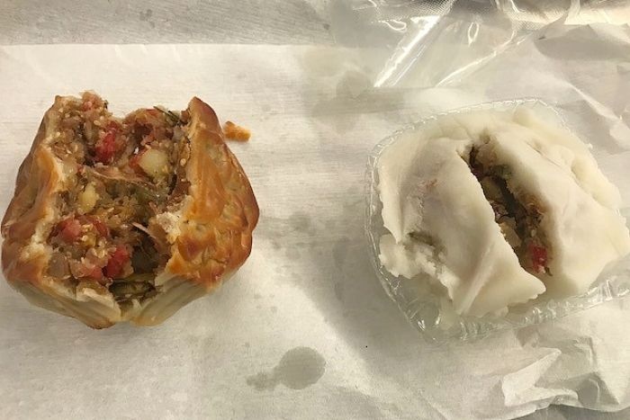 Mot nguoi Viet bi truc xuat,  huy visa vi mang banh trung thu nhan thit lon vao Australia anh 2