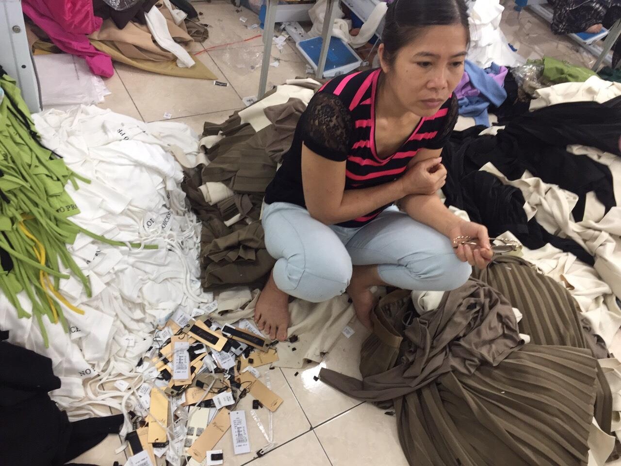 Cac thuong hieu thoi trang Viet noi gi ve 4 tan quan ao ngoai cat mac? hinh anh