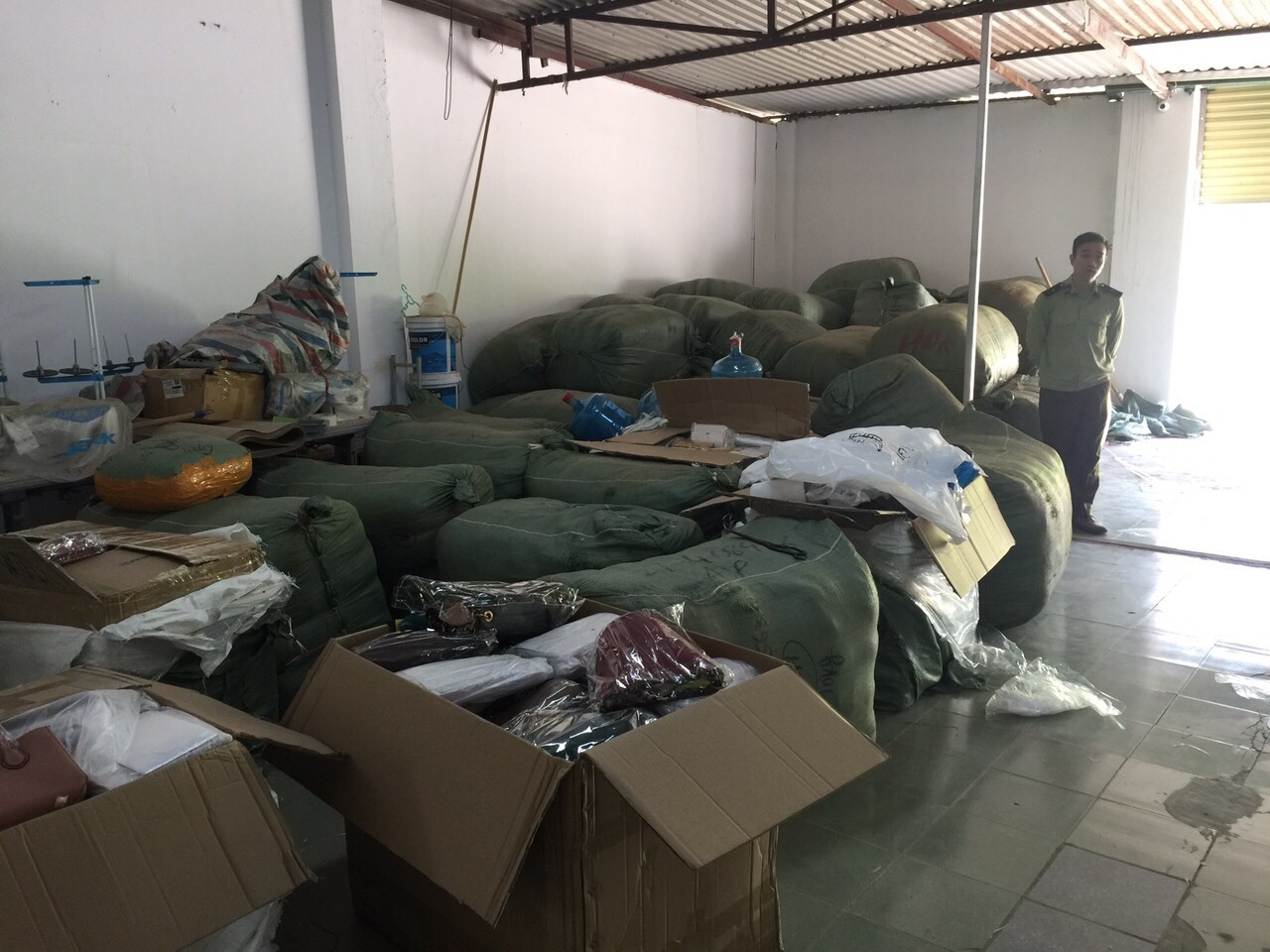 4 tan quan ao ngoai cat mac anh 1