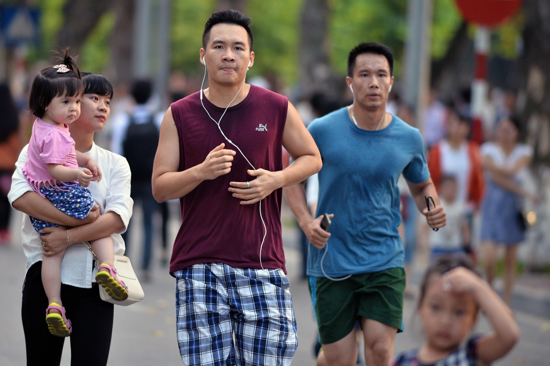 Moi ngay di bo 15 phut, the gioi co them 100 ty USD moi nam hinh anh