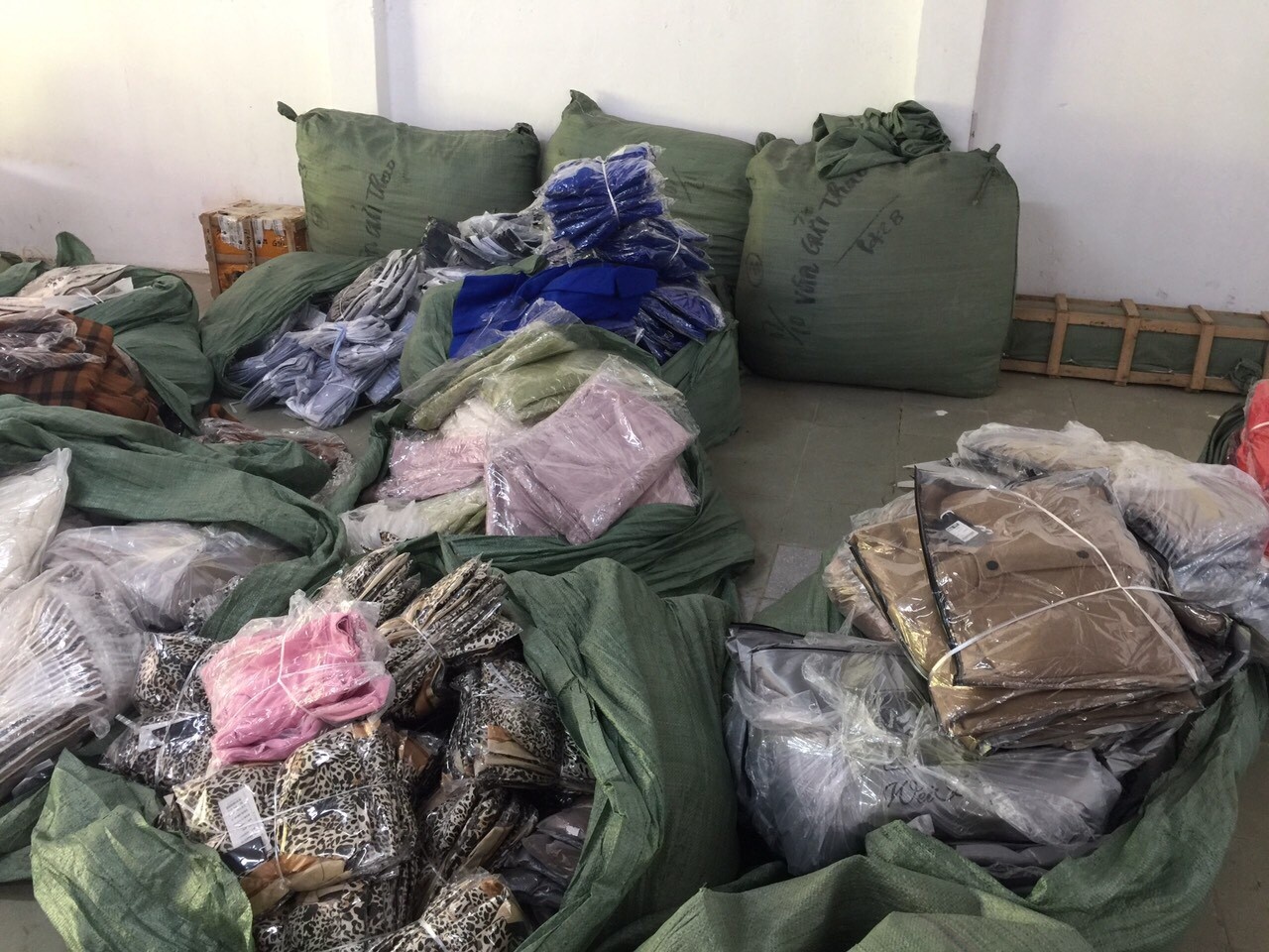 Thoi trang NEM ngac nhien voi danh tinh co so may mac cat mac quan ao anh 1