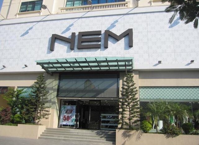 Thoi trang NEM noi khong biet don vi nhap 4 tan quan ao ngoai cat mac hinh anh