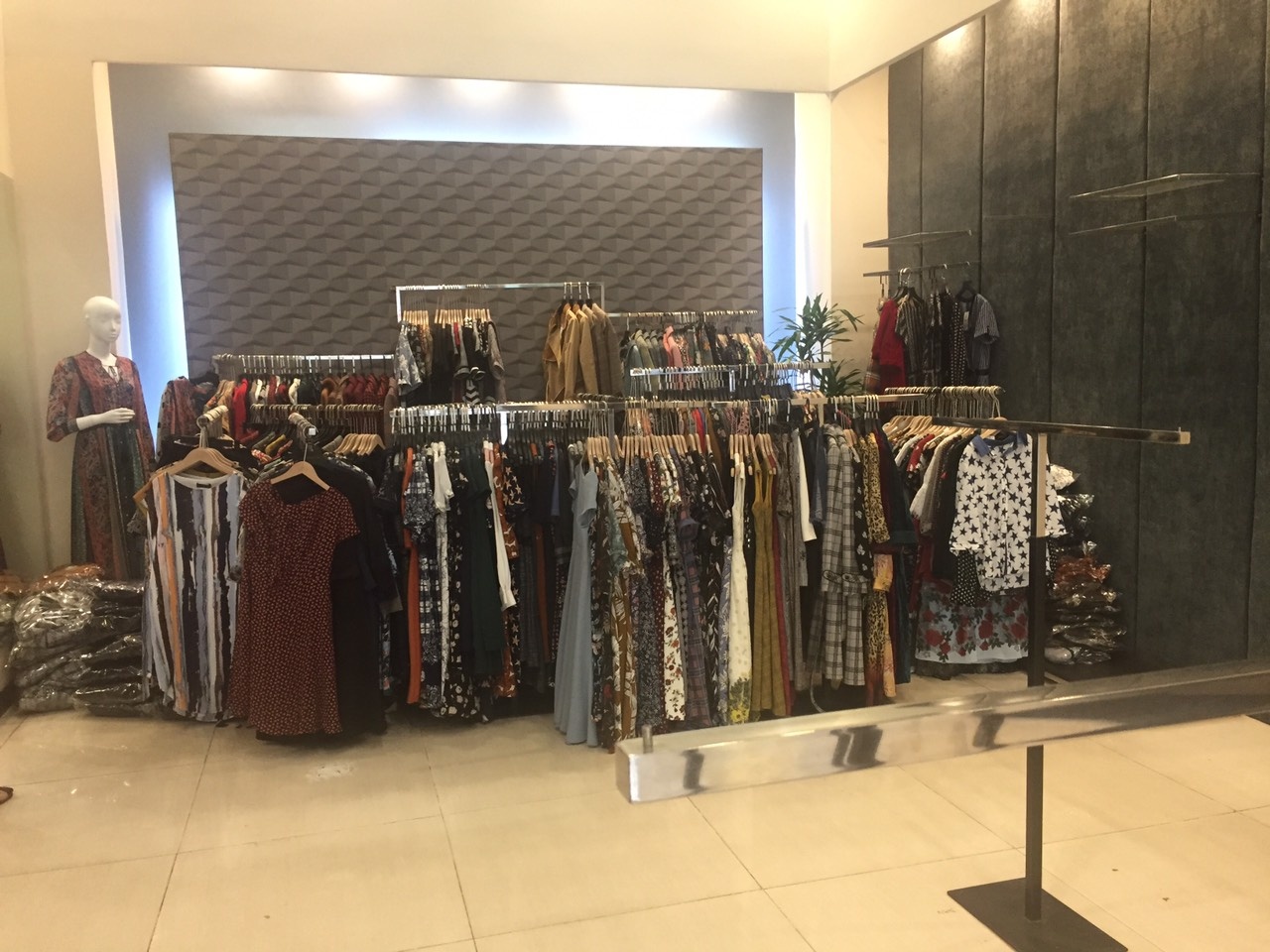 Tam giu tren 9.000 chan vay,  bo quan ao cua Seven.Am de dieu tra anh 1