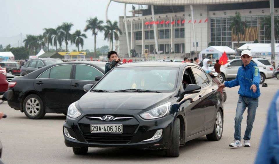 Gui oto xem Viet Nam - UAE 400.000 dong,  nuoc loc 50.000 dong/chai anh 1