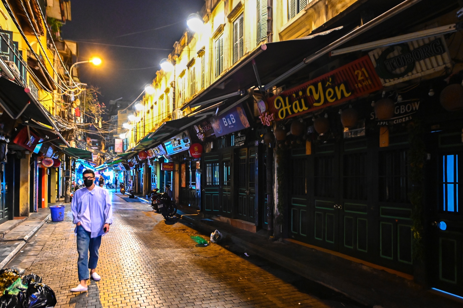 Ha Noi tam dong cua quan bar,  massage,  karaoke anh 1