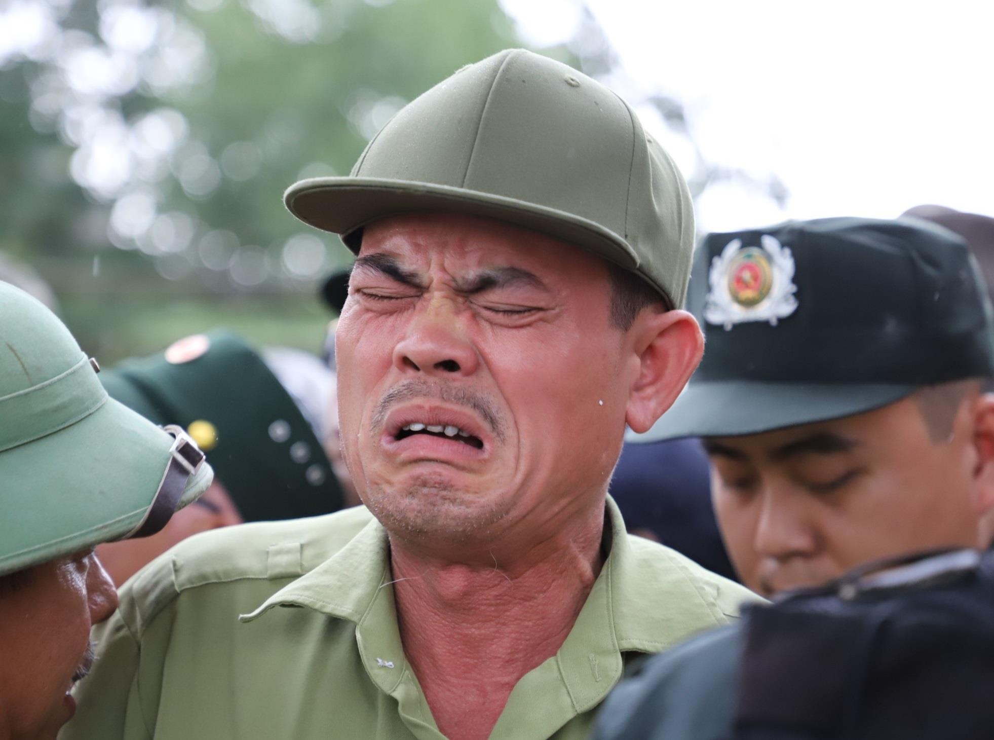 Cho ve Viet Nam - Thai Lan tu 5h, nhieu nguoi mat cho vi di an trua hinh anh