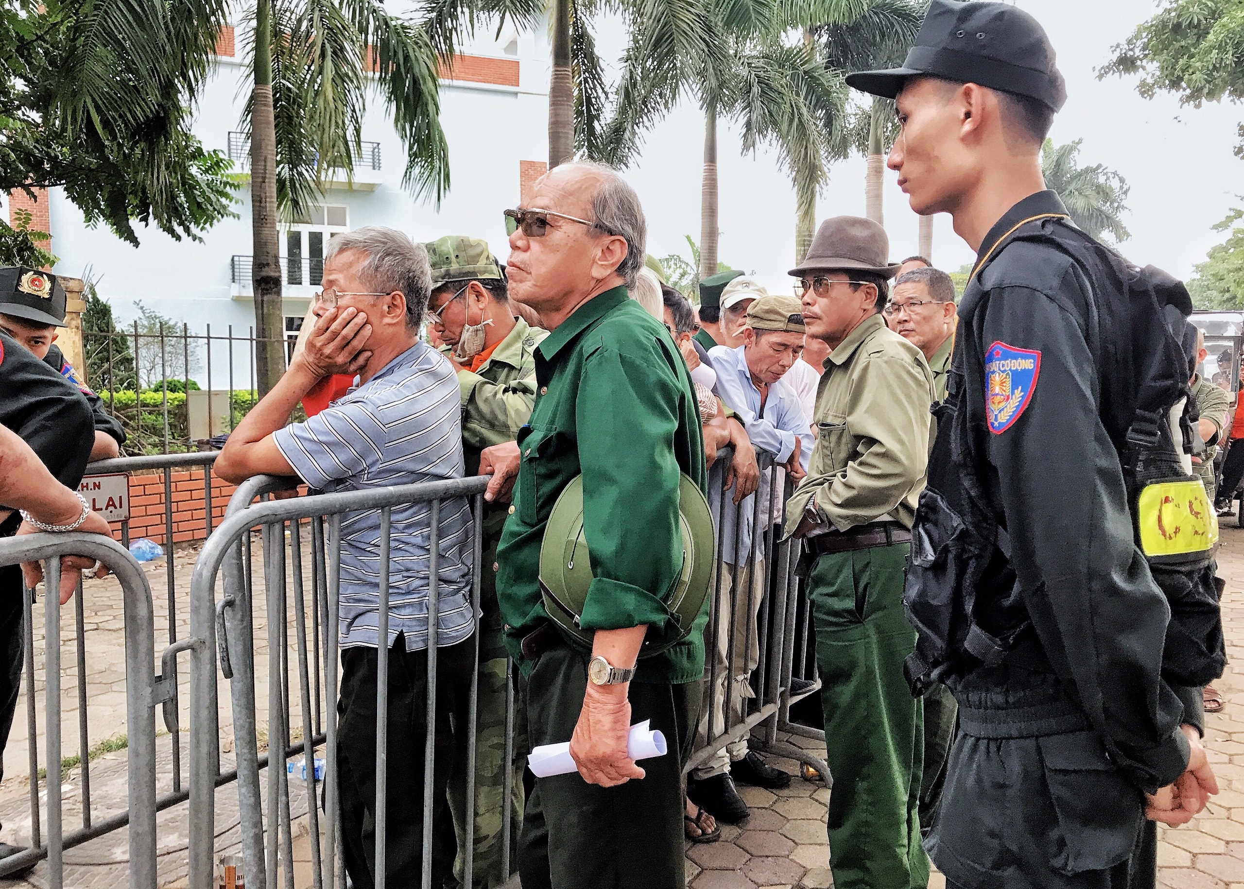 Thương binh chờ mua vé VN - Thái Lan từ 5h sáng, mất chỗ vì đi ăn trưa ảnh 2 Thuong binh cho mua ve VN - Thai Lan tu 5h sang, mat cho vi di an trua anh 2
