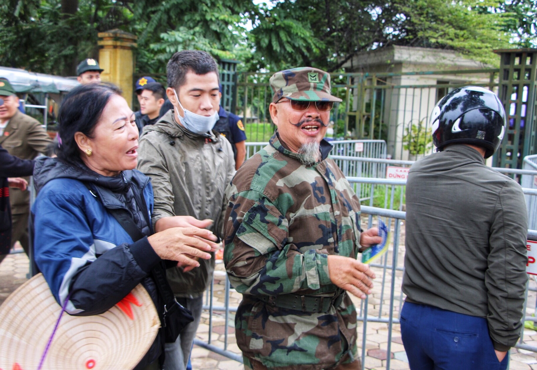 Co ve khoac tay,  nan ni thuong binh ban lai ve tran Viet Nam - Thai Lan anh 2