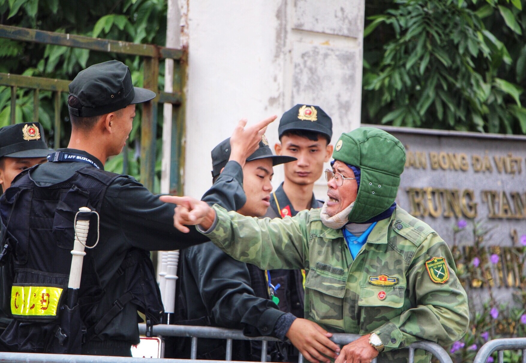 Co ve khoac tay,  nan ni thuong binh ban lai ve tran Viet Nam - Thai Lan anh 1