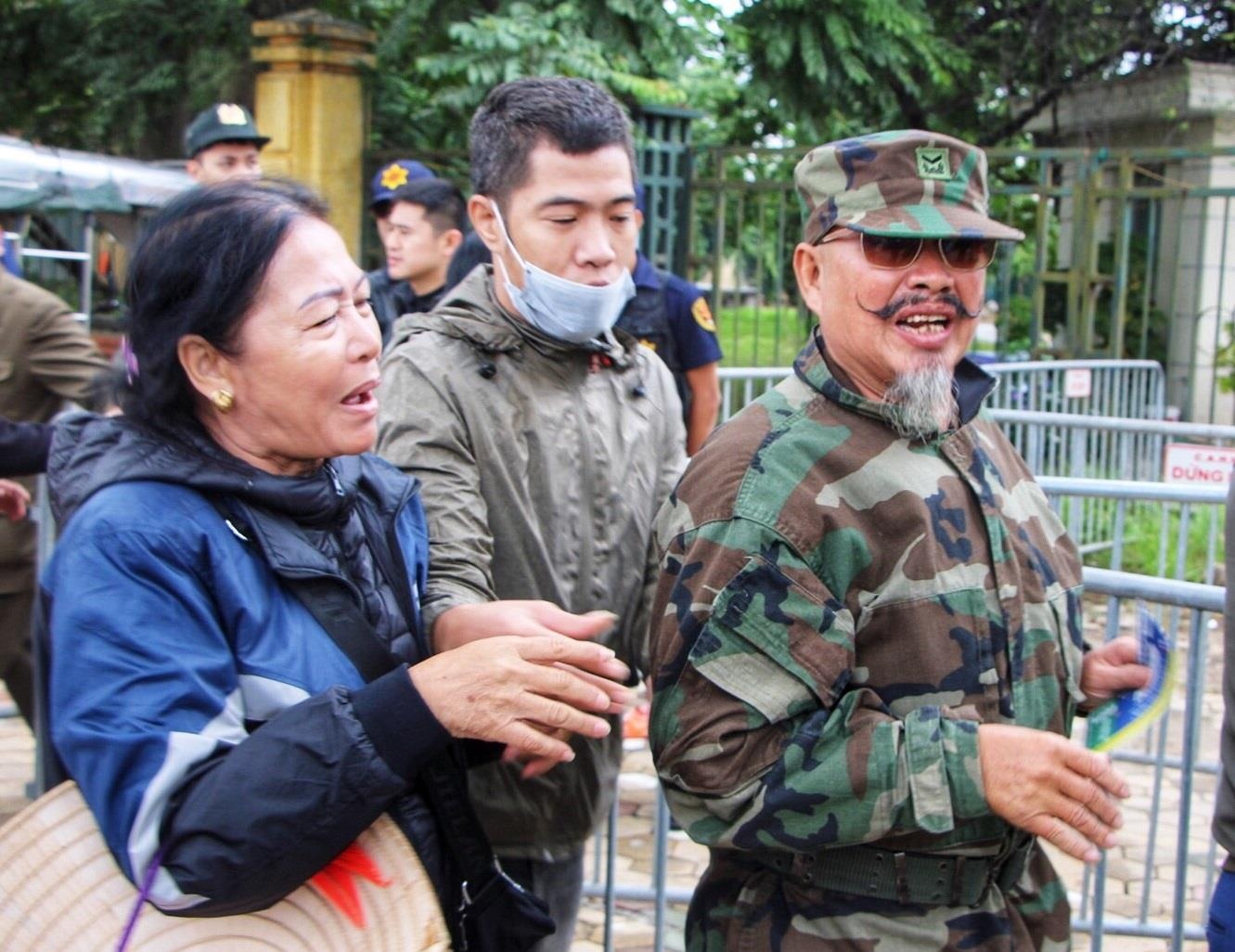 Co khoac tay, nan ni thuong binh ban lai ve tran Viet Nam - Thai Lan hinh anh