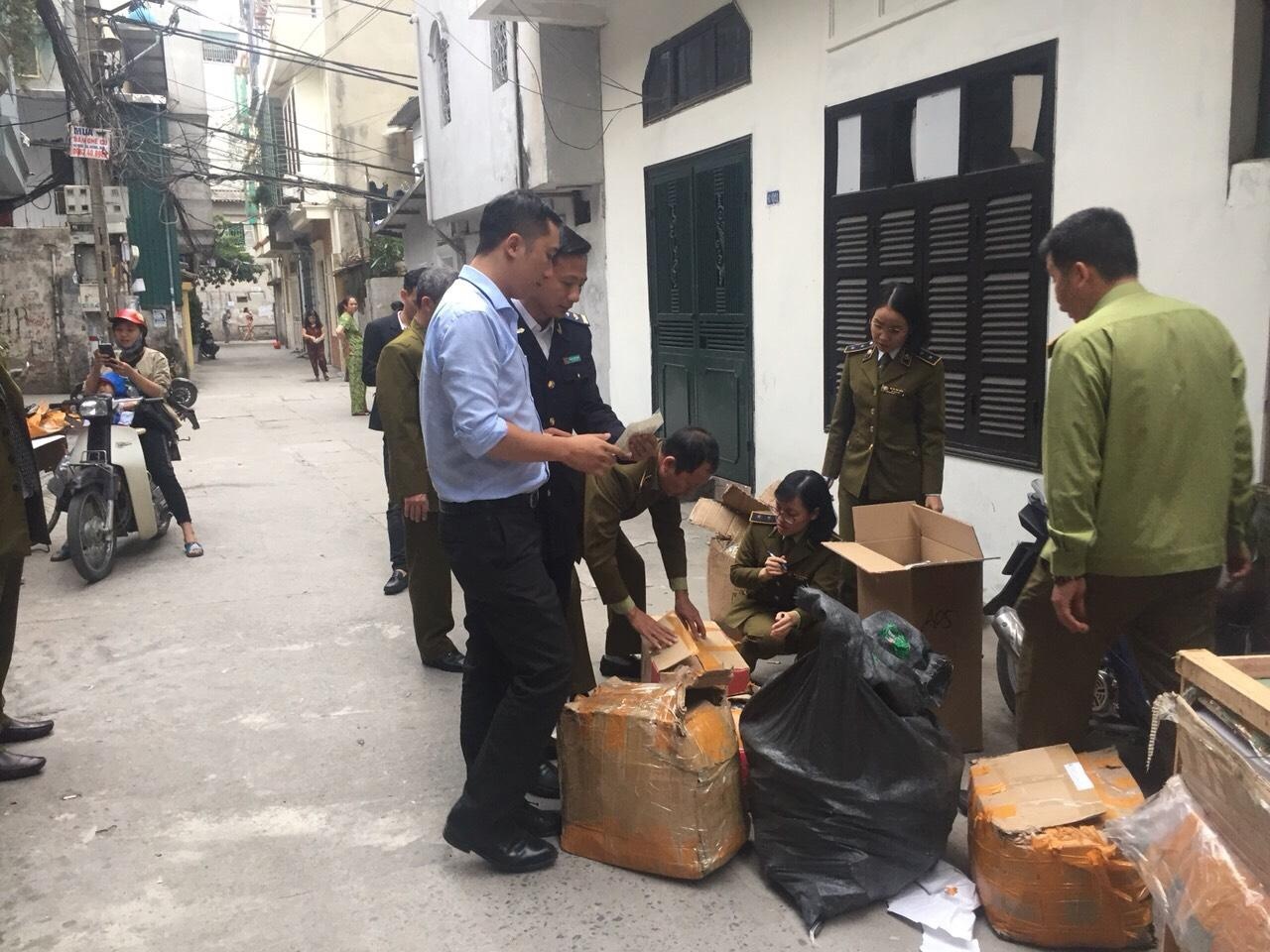 Phat hien mot co so cat mac Trung Quoc,  dan nhan Chanel,  Gucci anh 2