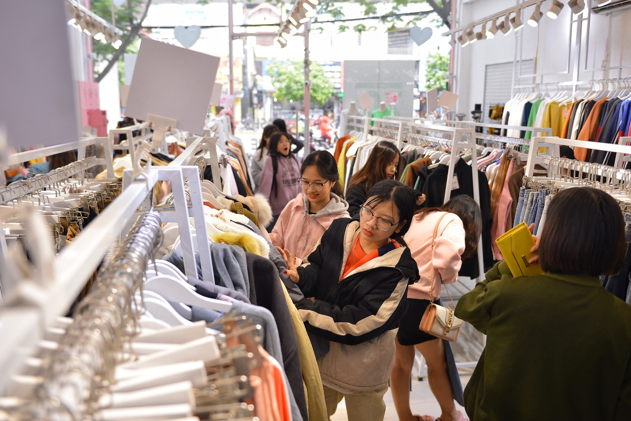 Di ‘san’ Black Friday som vi choang canh chen lan,  cuop hang anh 4