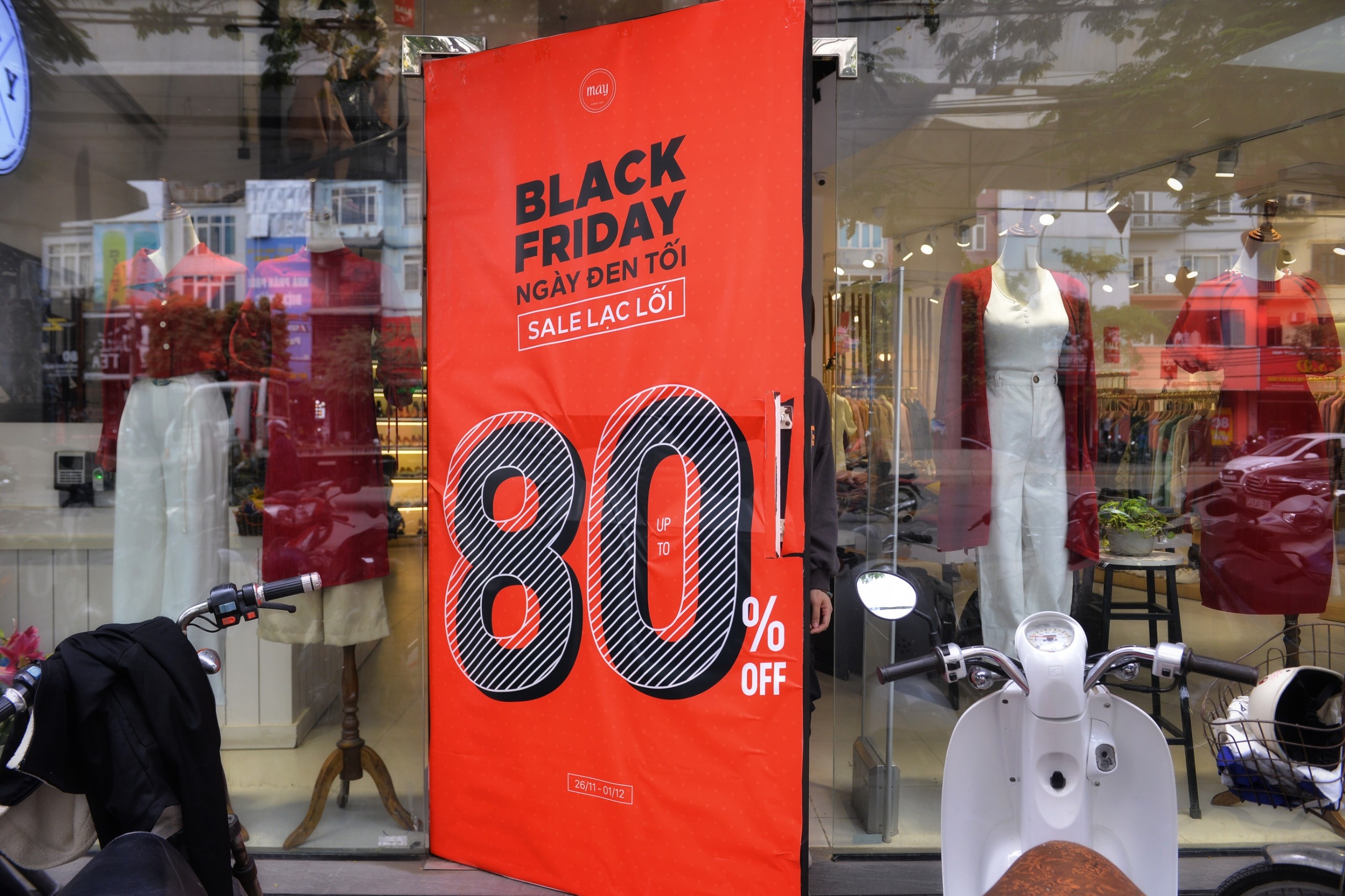 Di ‘san’ Black Friday som vi choang canh chen lan,  cuop hang anh 2