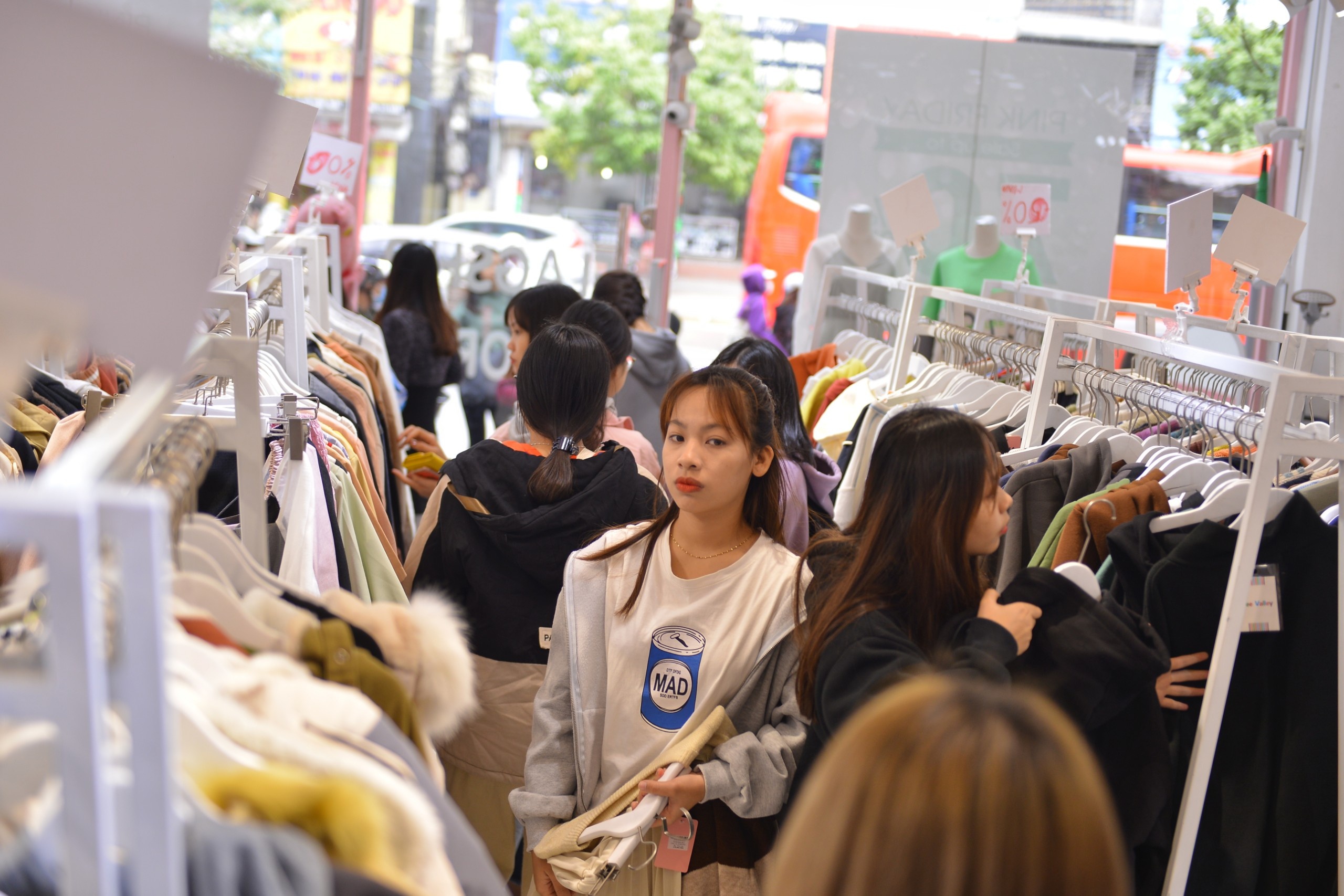 Di ‘san’ Black Friday som vi choang canh chen lan,  cuop hang anh 6