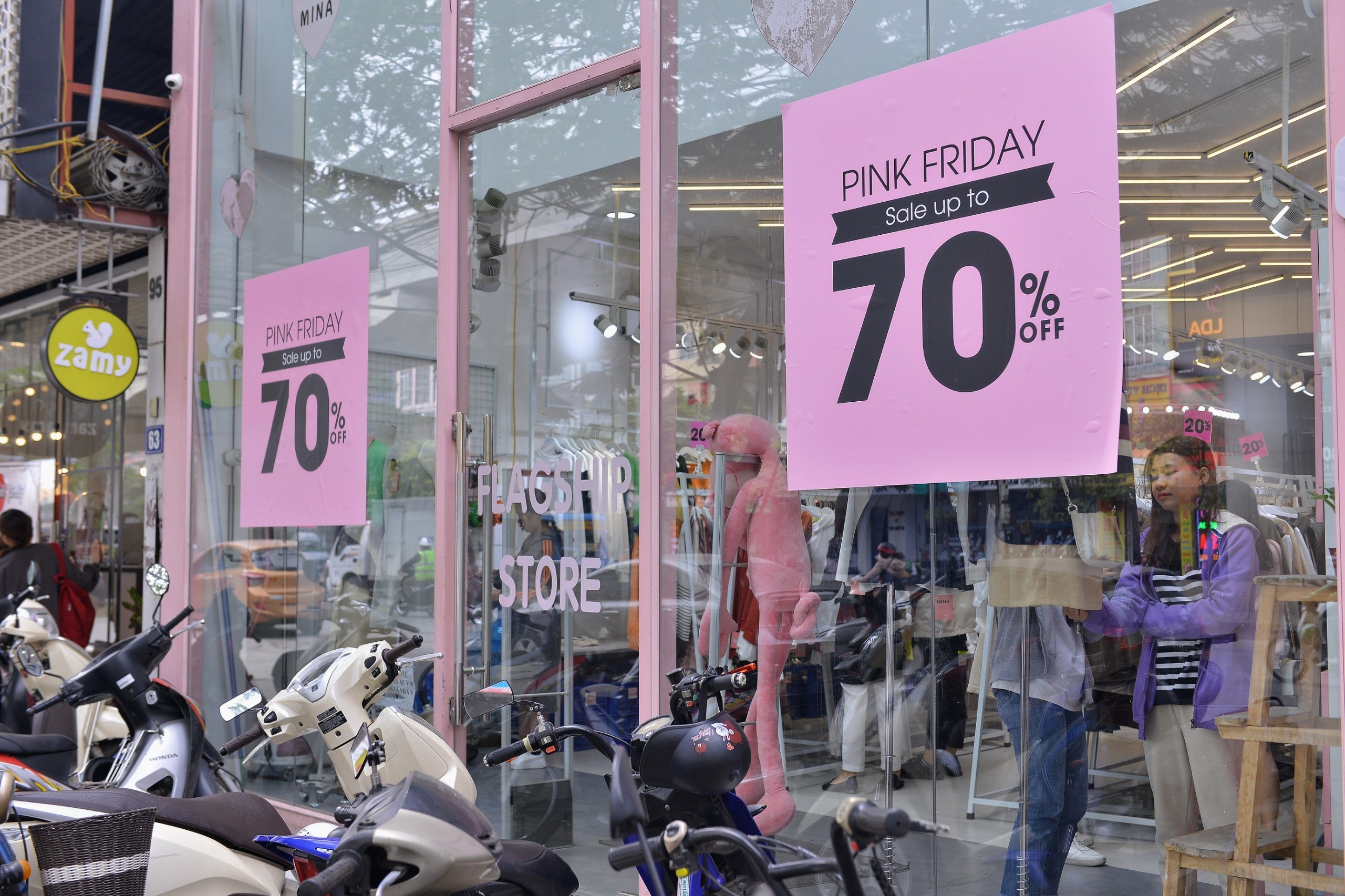 Di ‘san’ Black Friday som vi choang canh chen lan,  cuop hang anh 1