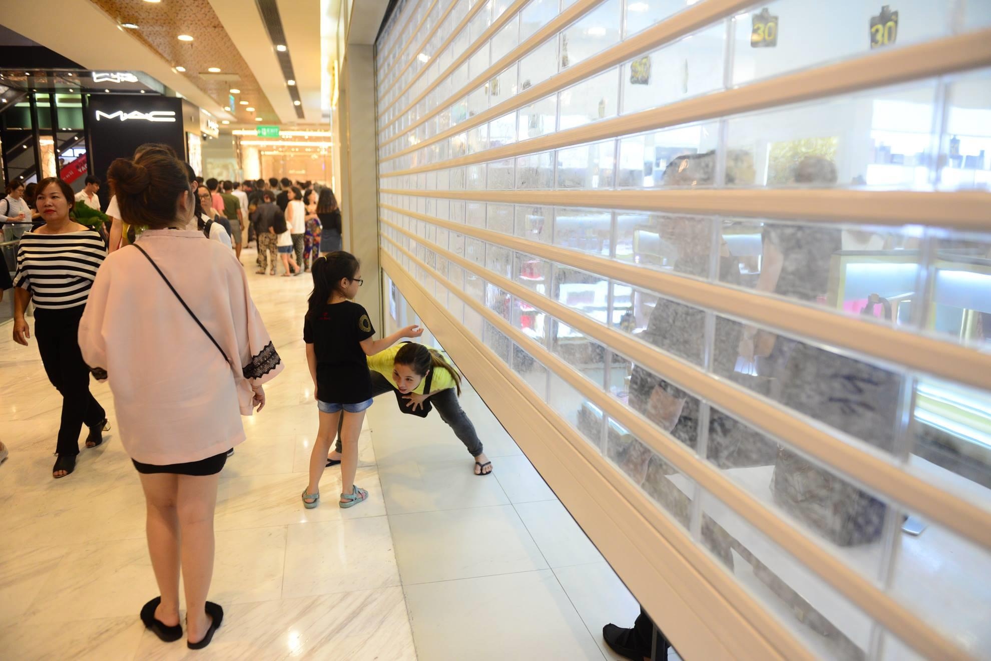 So canh chen lan, cuop hang Black Friday, nhieu nguoi san sale som hinh anh