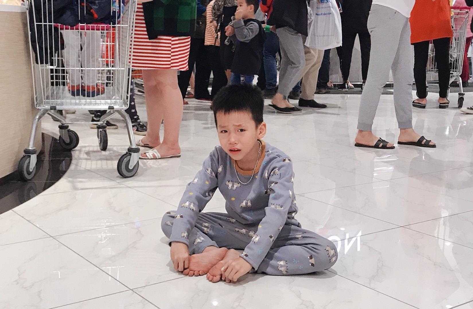 Con oa khoc vi me mai mua sam ngay Black Friday hinh anh